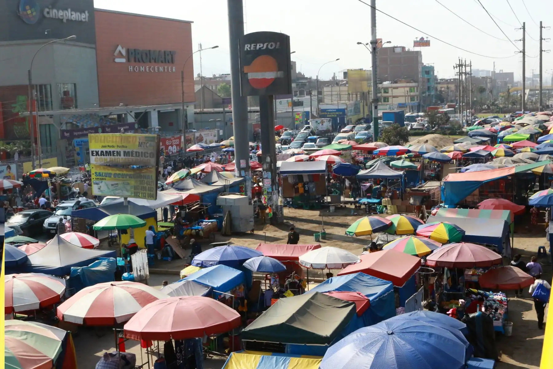 Comercio ambulatorio y trafico se incrementa por fiestas navideñas.Foto: ANDINA/Héctor Vinces