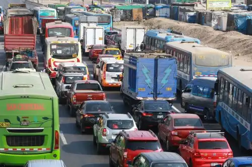 La congestión vial en el Perú se genera no solo por el incumplimiento de normas viales de los usuarios, sino del mal diseño de las vías, señala experto. Foto: ANDINA/Héctor Vinces