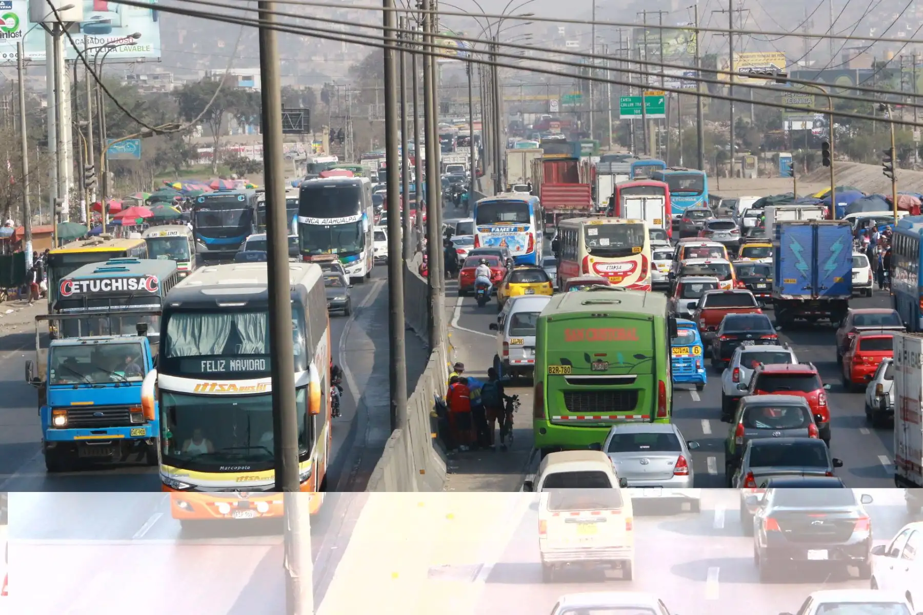 Comercio ambulatorio y trafico se incrementa por fiestas navideñas.Foto: ANDINA/Héctor Vinces