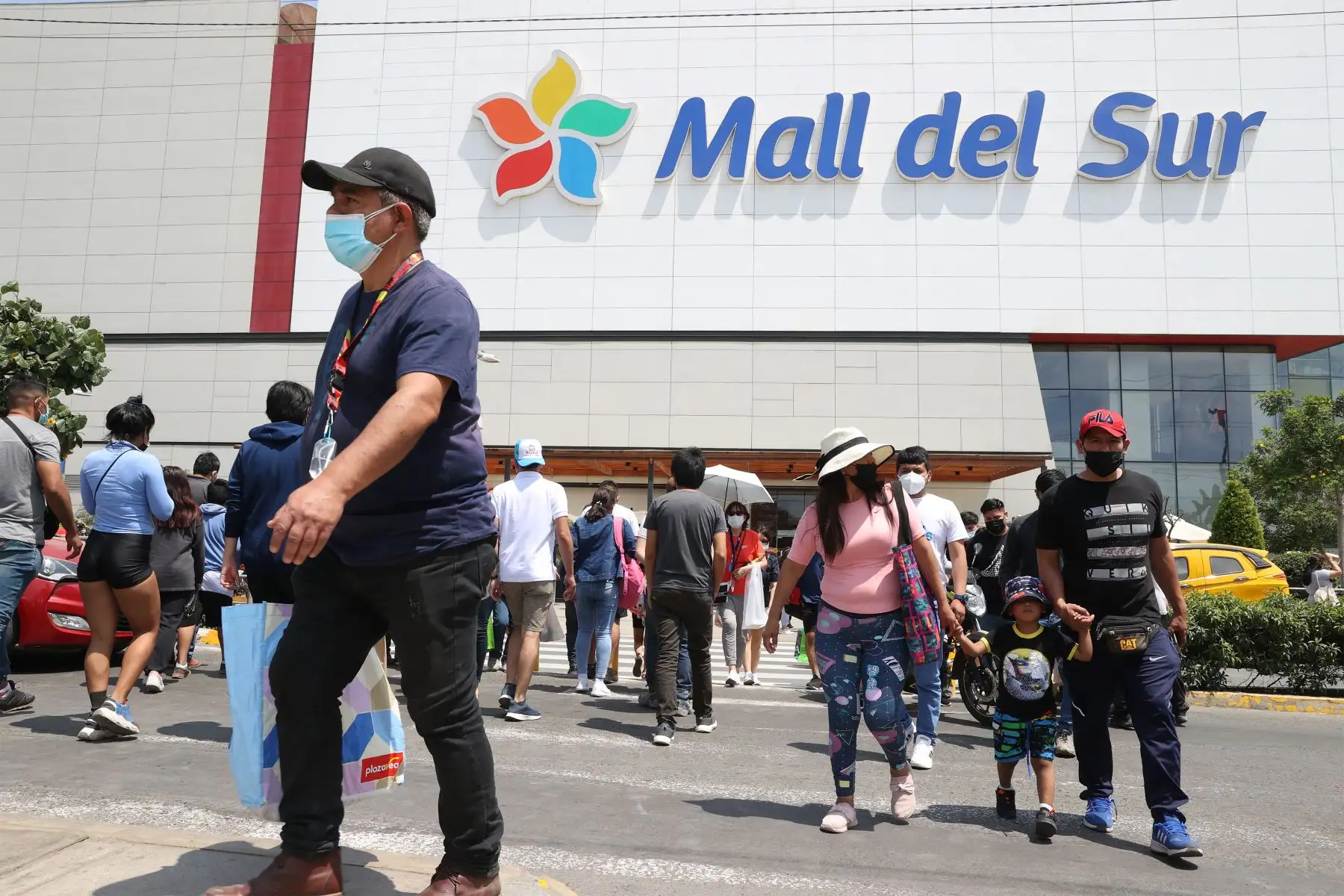 Ciudadanos realizan compras previa a la Noche Buena en el Mall del Sur del distrito de San Juan de Miraflores.
Foto: ANDINA/Vidal Tarqui