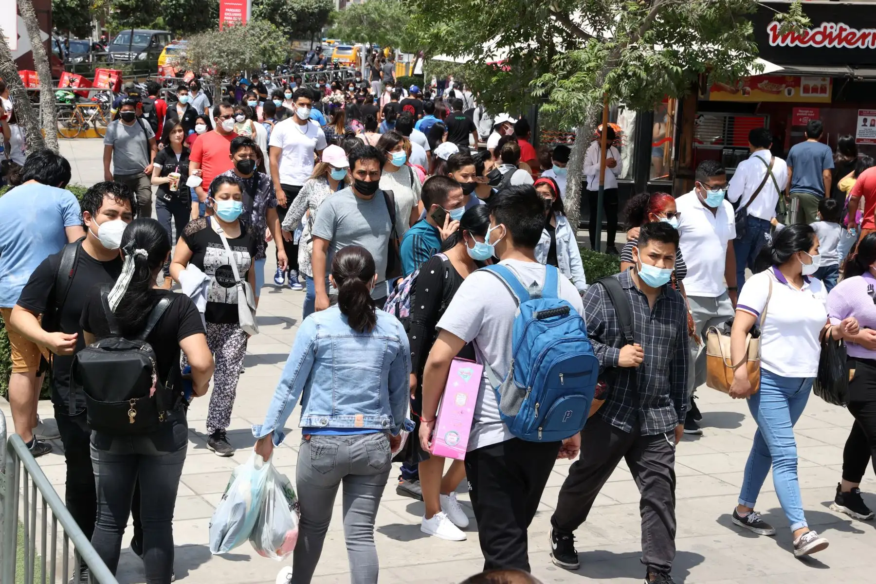 Ciudadanos realizan compras previa a la Noche Buena en el Mall del Sur del distrito de San Juan de Miraflores.
Foto: ANDINA/Vidal Tarqui