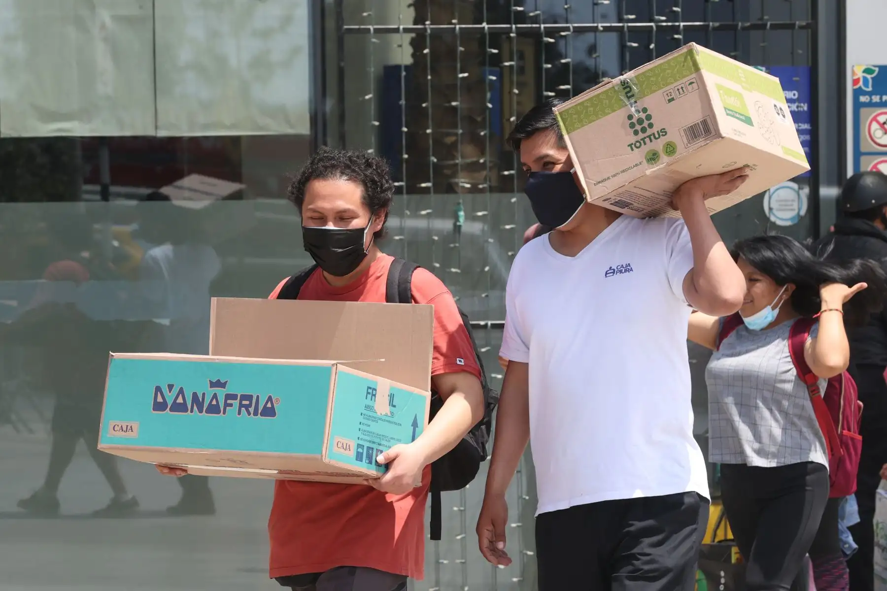 Ciudadanos realizan compras previa a la Noche Buena en el Mall del Sur del distrito de San Juan de Miraflores.
Foto: ANDINA/Vidal Tarqui