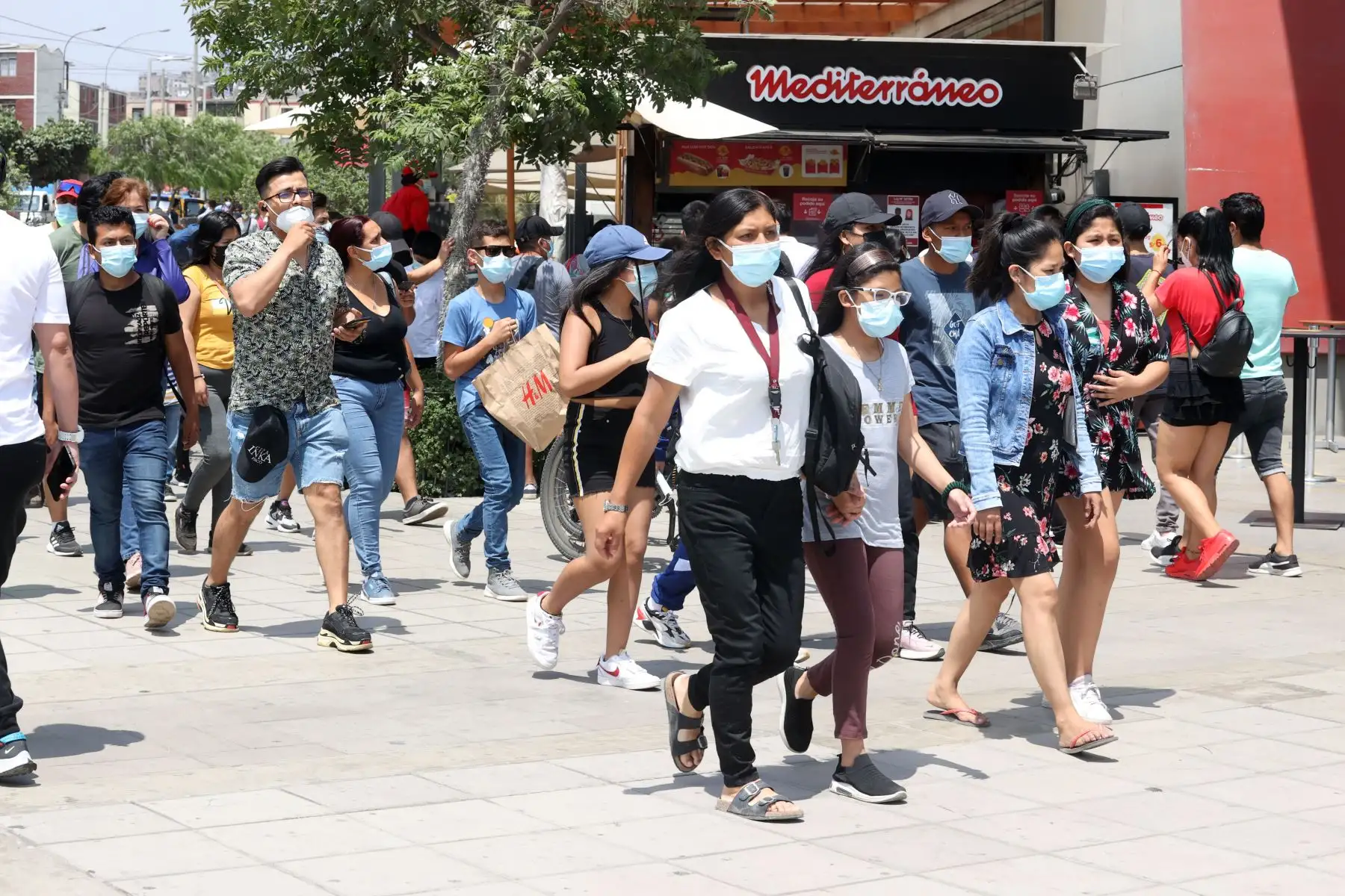 Ciudadanos realizan compras previa a la Noche Buena en el Mall del Sur del distrito de San Juan de Miraflores.
Foto: ANDINA/Vidal Tarqui