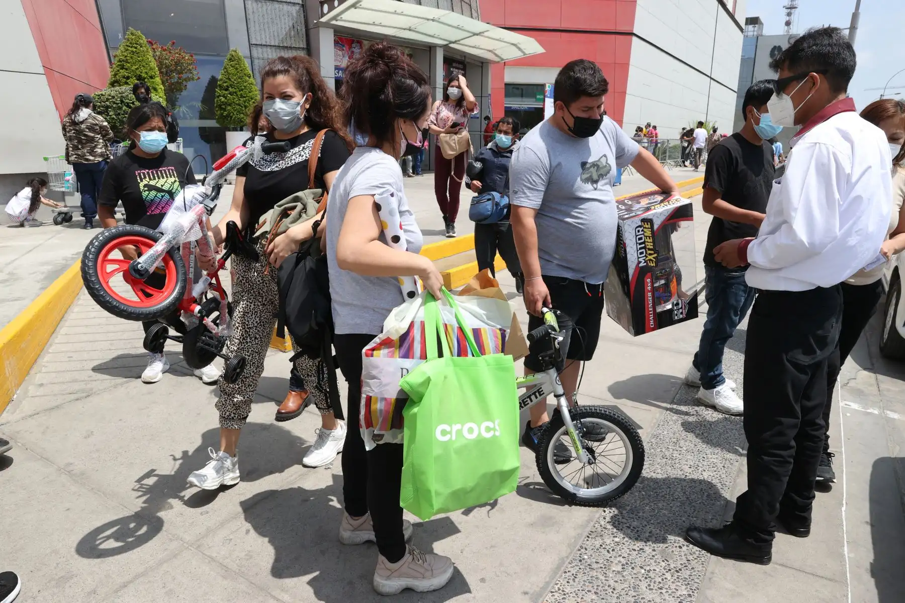 Ciudadanos realizan compras previa a la Noche Buena en el Mall del Sur del distrito de San Juan de Miraflores.
Foto: ANDINA/Vidal Tarqui