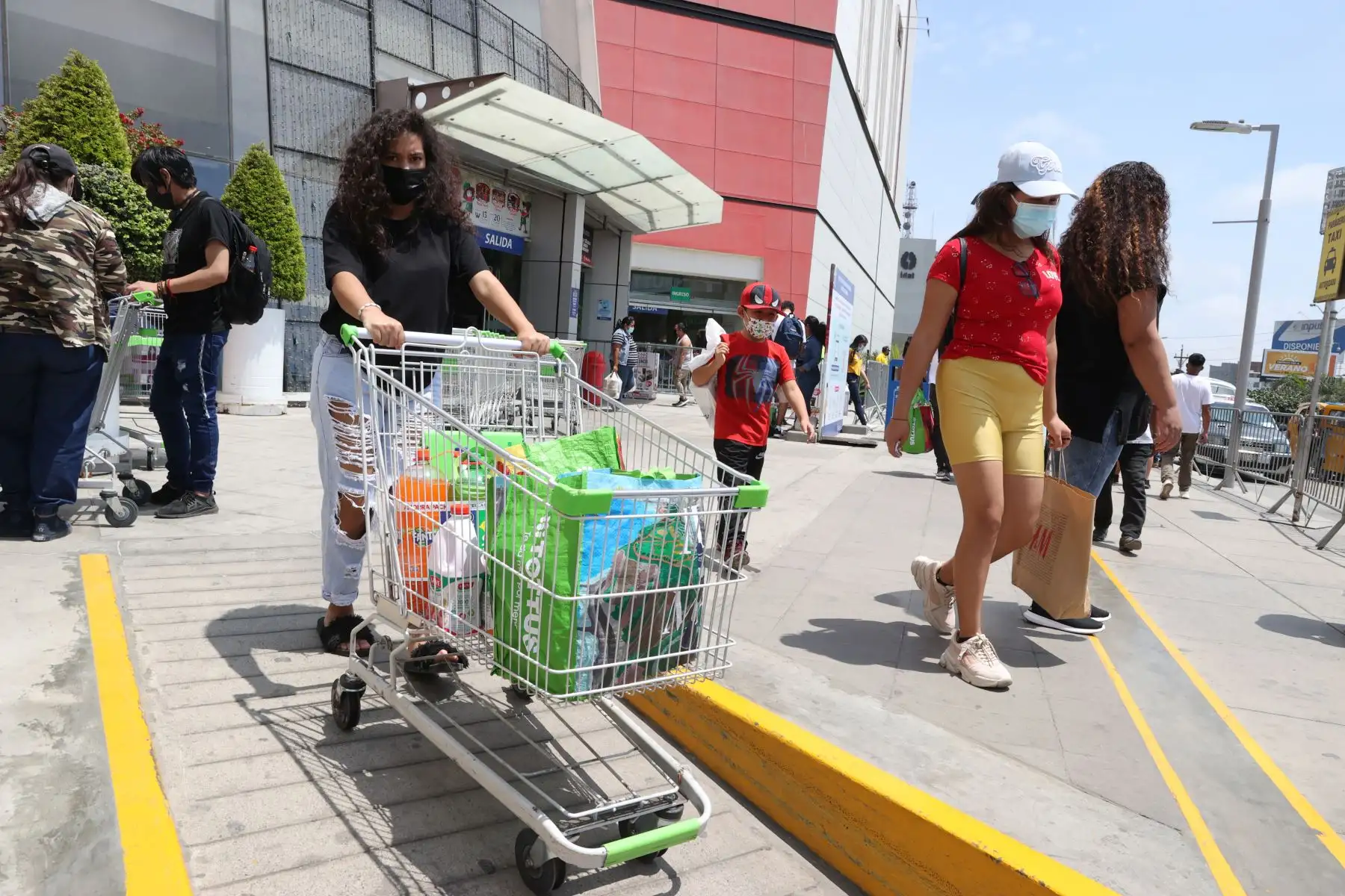 Ciudadanos realizan compras previa a la Noche Buena en el Mall del Sur del distrito de San Juan de Miraflores.
Foto: ANDINA/Vidal Tarqui