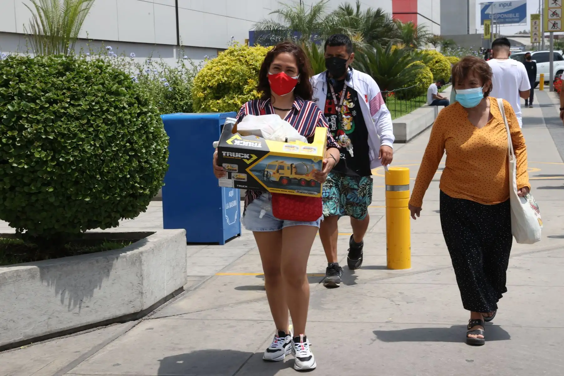 Ciudadanos realizan compras previa a la Noche Buena en el Mall del Sur del distrito de San Juan de Miraflores.Foto: ANDINA/Vidal Tarqui