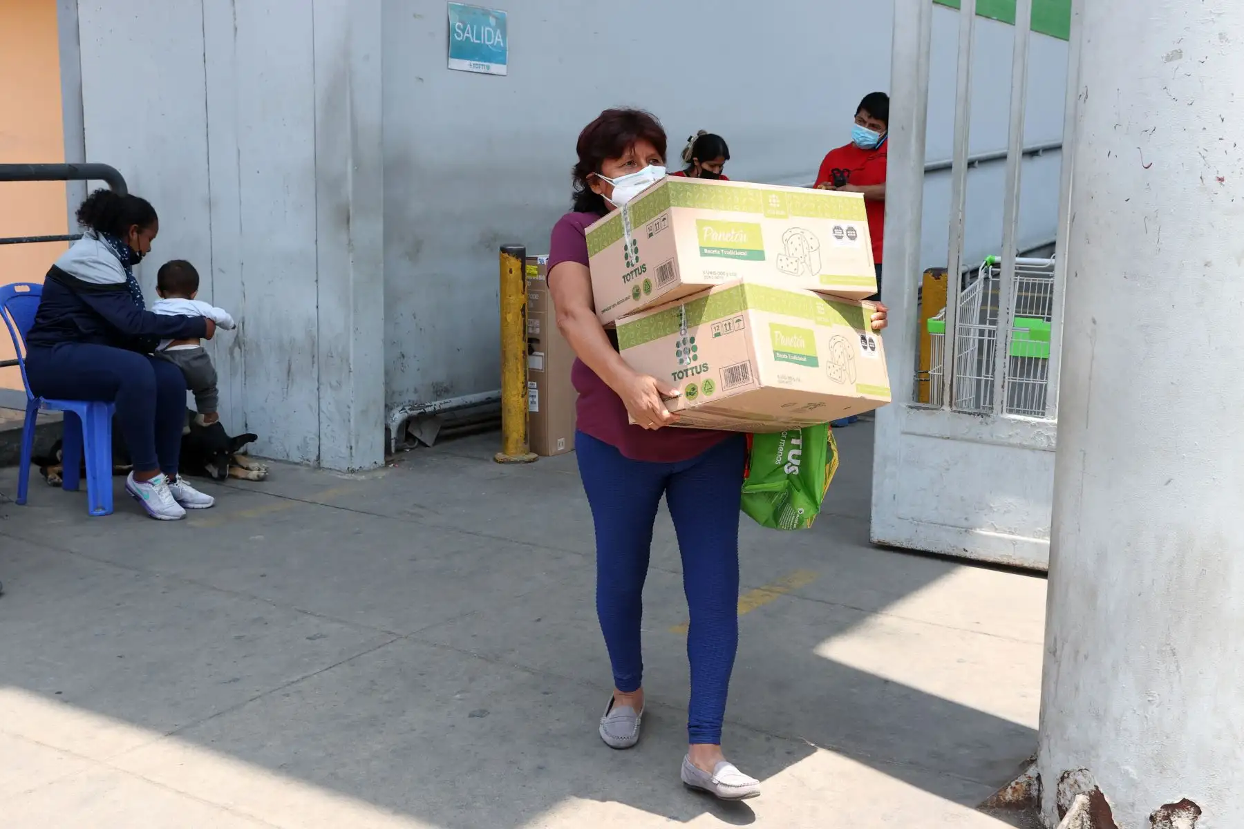 Ciudadanos realizan compras previa a la Noche Buena en el Mall del Sur del distrito de San Juan de Miraflores.
Foto: ANDINA/Vidal Tarqui