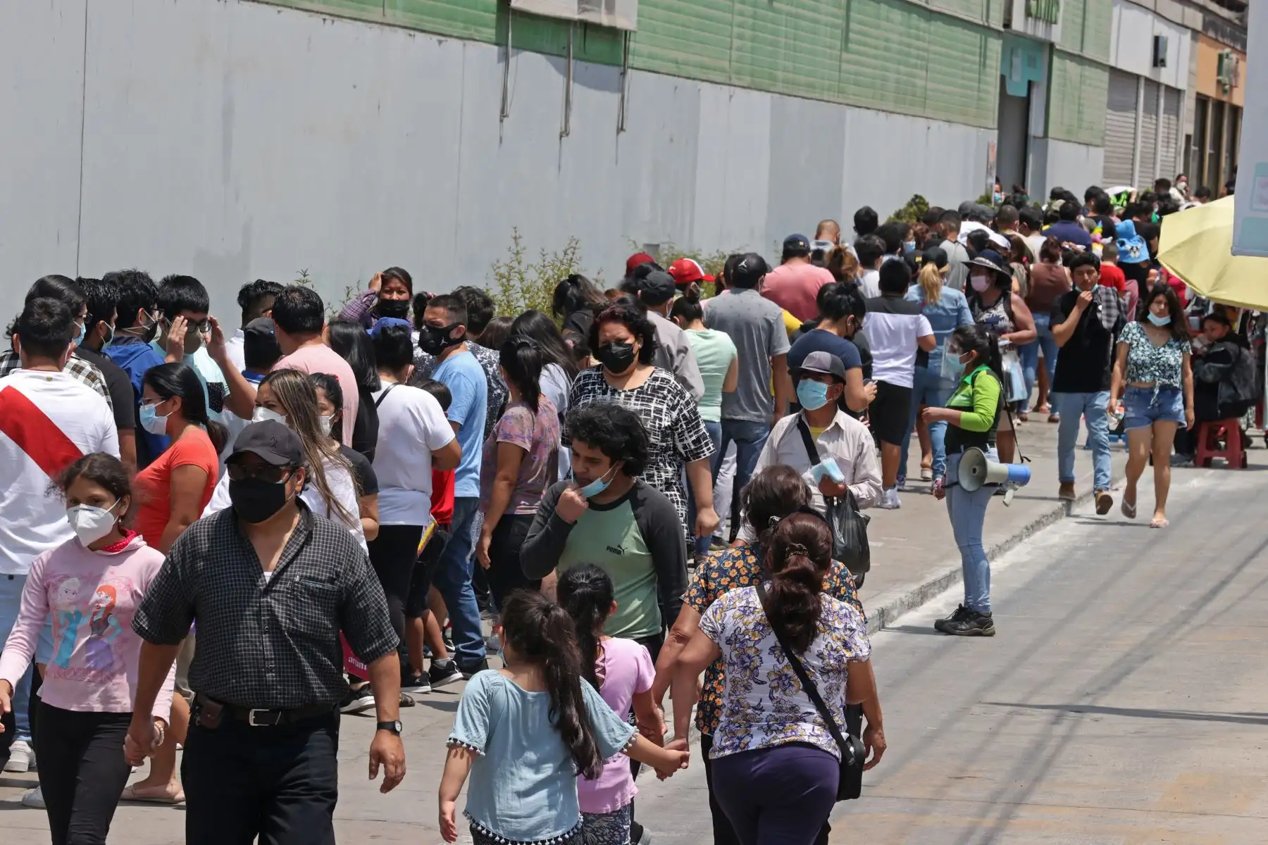 Ciudadanos realizan compras previa a la Noche Buena en el Mall del Sur del distrito de San Juan de Miraflores.
Foto: ANDINA/Vidal Tarqui
