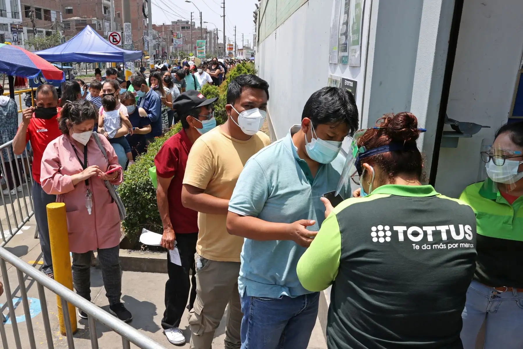Ciudadanos realizan compras previa a la Noche Buena en el Mall del Sur del distrito de San Juan de Miraflores.
Foto: ANDINA/Vidal Tarqui