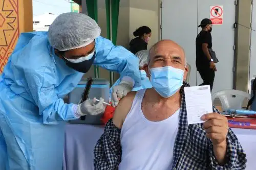 Las personas que cuentan con las tres dosis de la vacuna contra la covid-19 tienen un 88% de posibilidades de no desarrollar la enfermedad severa, sostiene el Minsa. Foto: ANDINA/Minsa