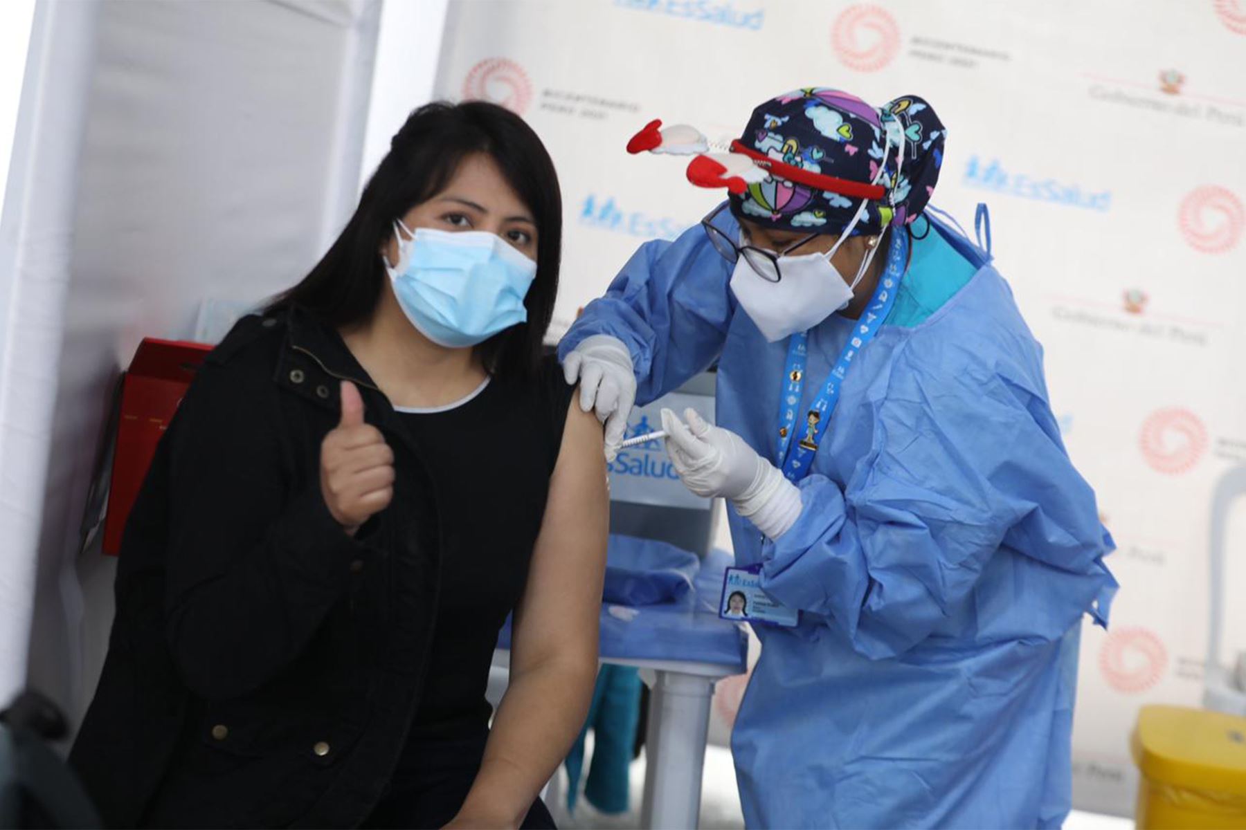 Covid-19: EsSalud inmunizó en Navidad cerca de tres mil personas en Lima y Callao