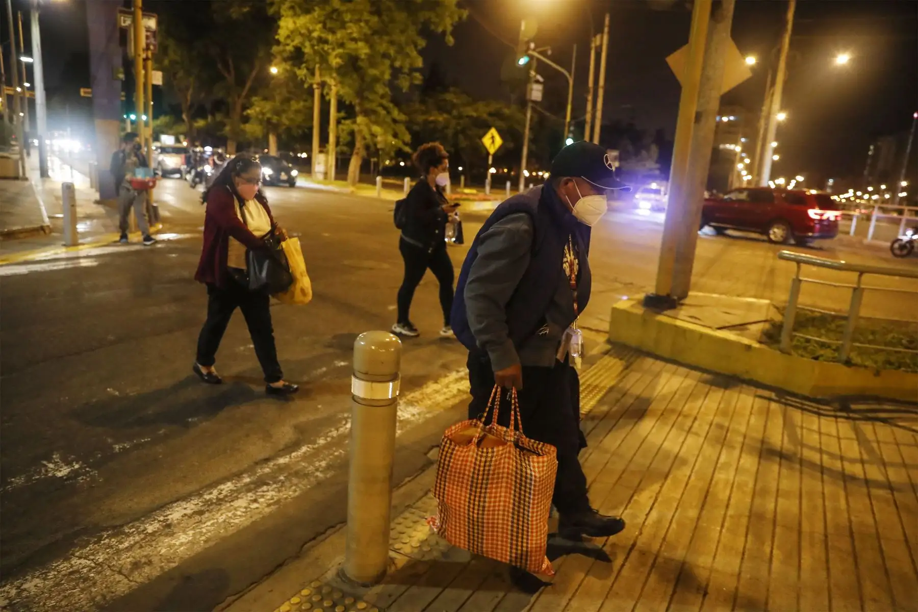 Ciudadanos se alistan para recibir la Navidad.
Foto: ANDINA/Renato Pajuelo
