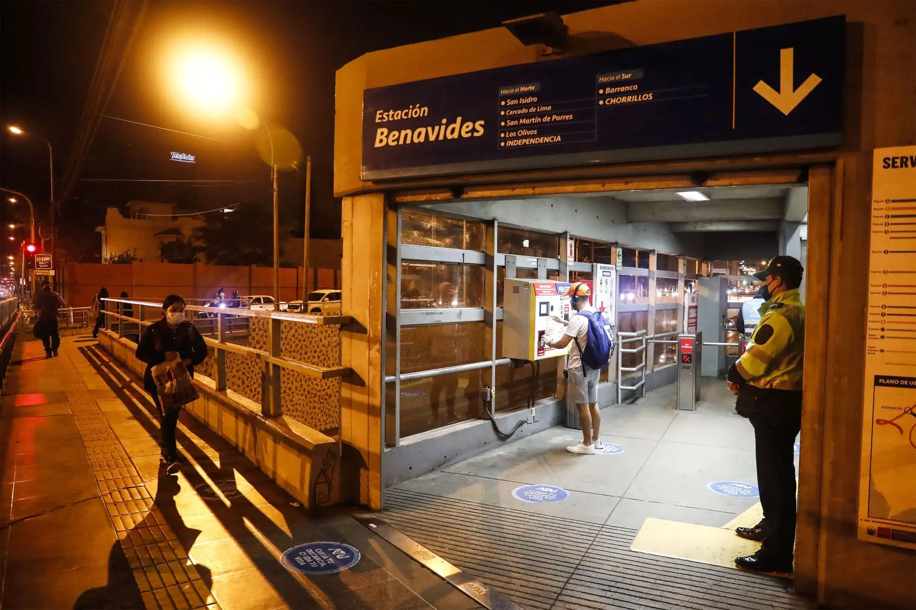 Ciudadanos se alistan para recibir la Navidad.
Foto: ANDINA/Renato Pajuelo