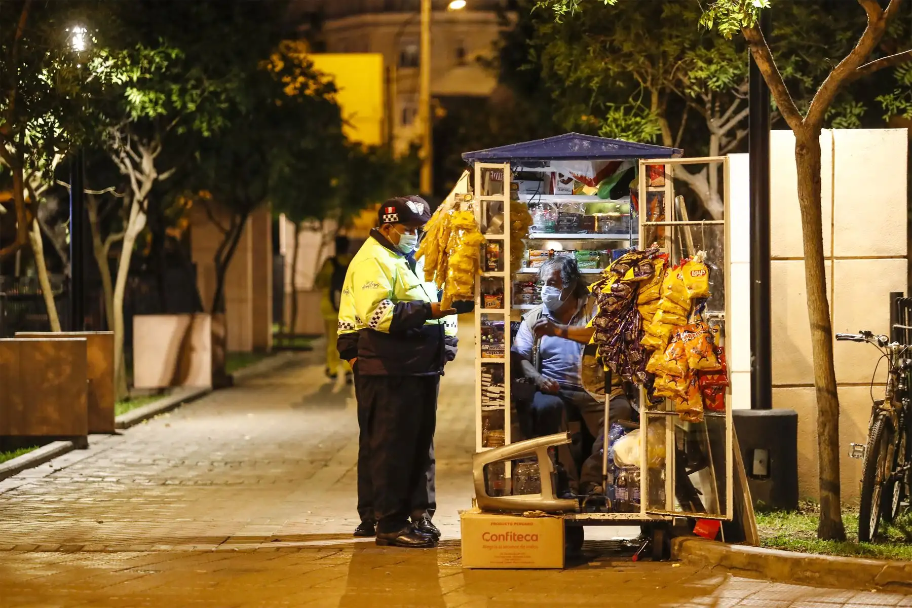 Ciudadanos se alistan para recibir la Navidad.
Foto: ANDINA/Renato Pajuelo