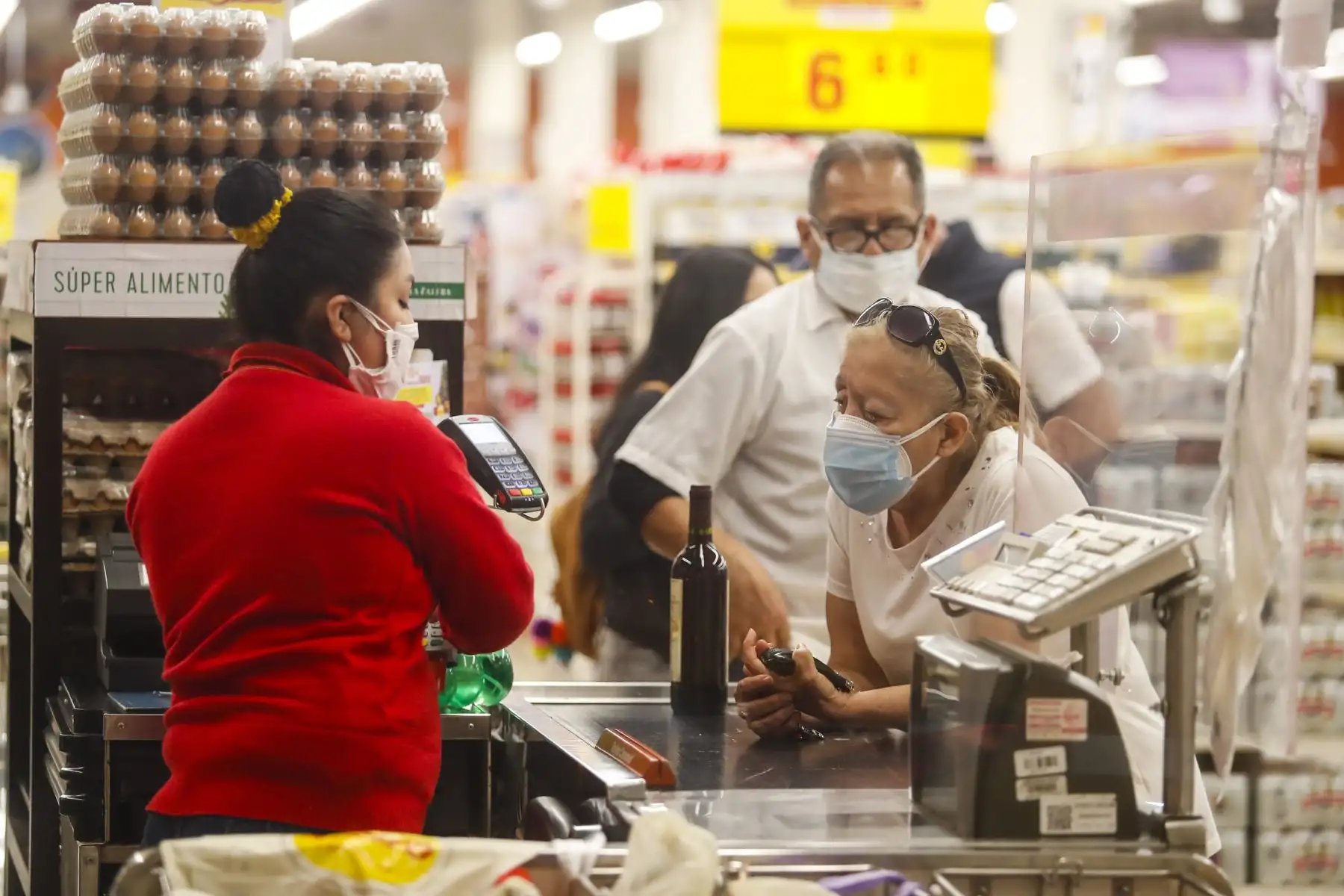 Ciudadanos se alistan para recibir la Navidad.
Foto: ANDINA/Renato Pajuelo