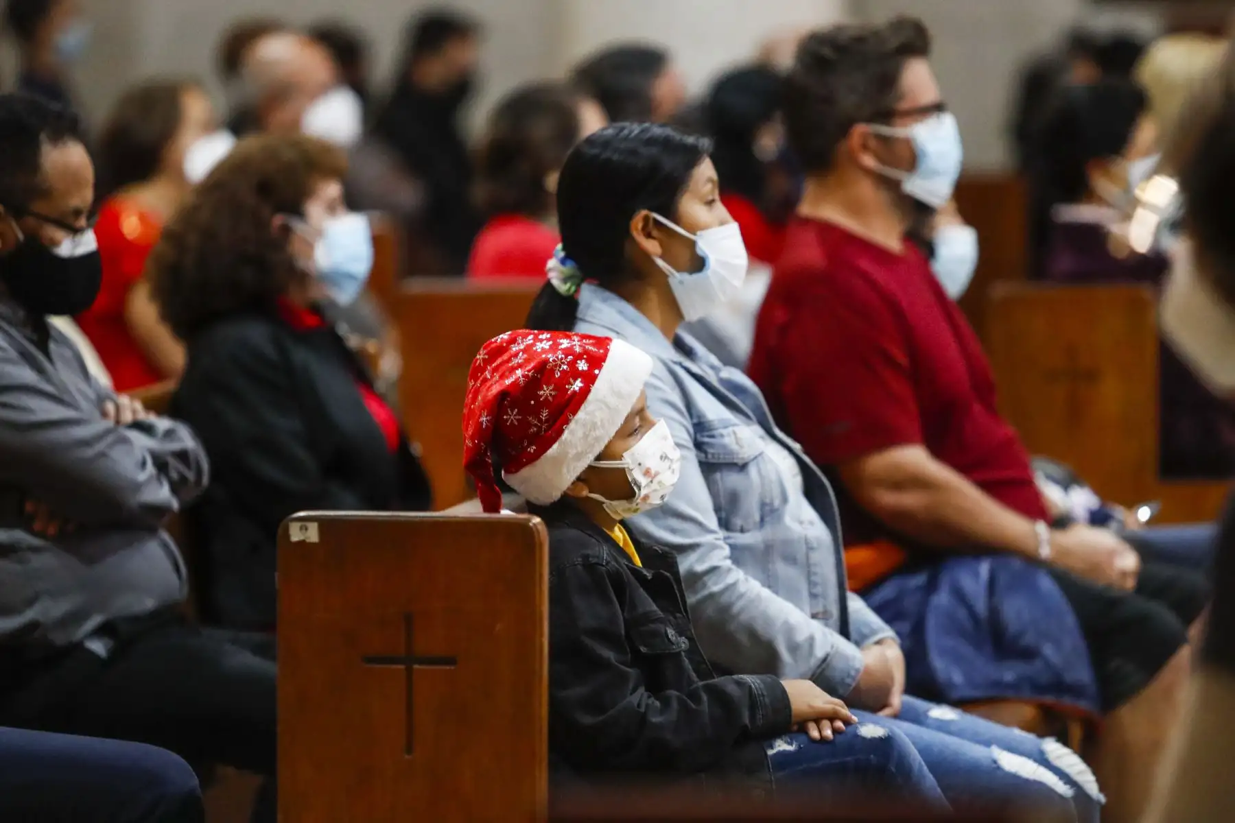 Ciudadanos se alistan para recibir la Navidad.
Foto: ANDINA/Renato Pajuelo
