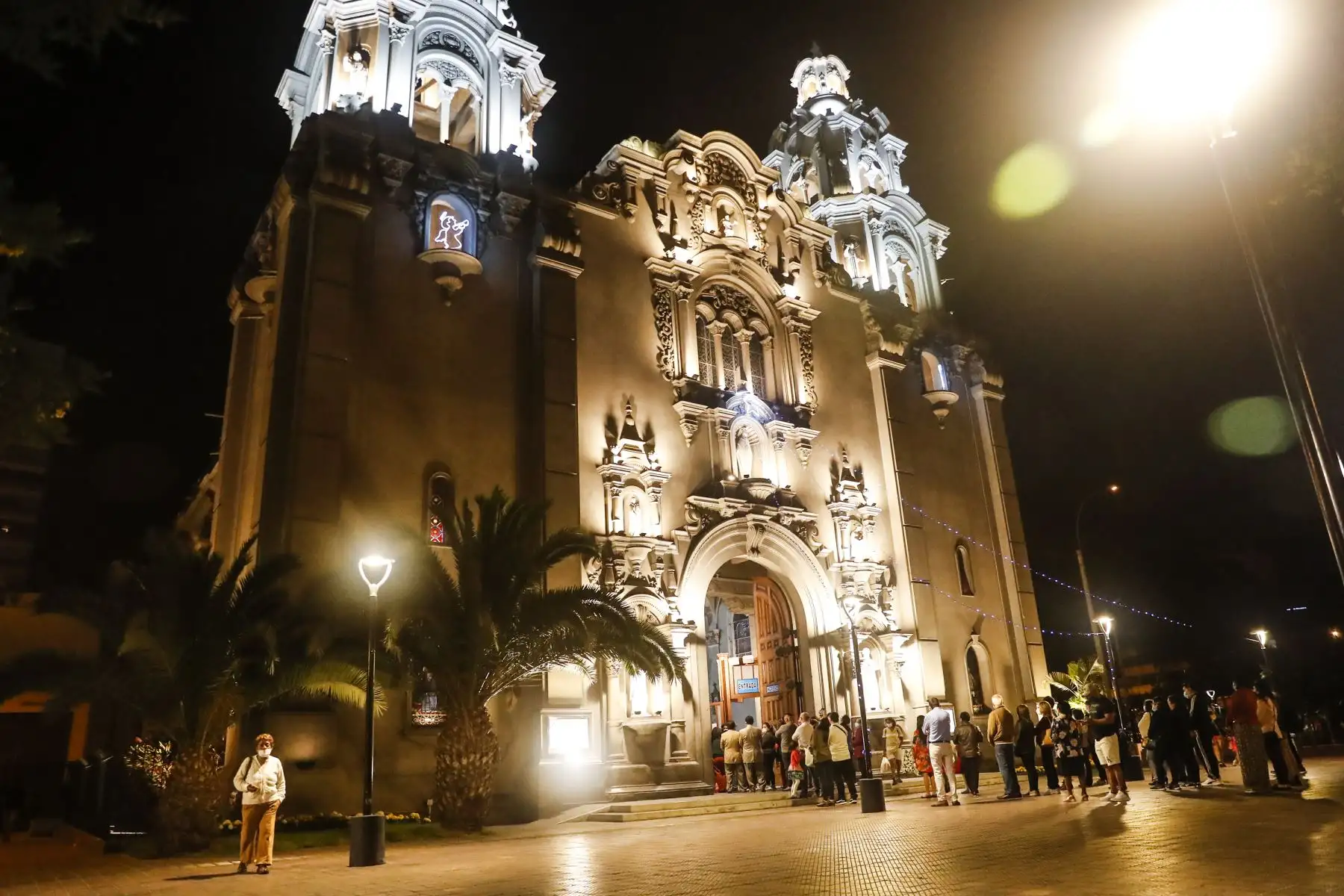 Ciudadanos se alistan para recibir la Navidad.
Foto: ANDINA/Renato Pajuelo