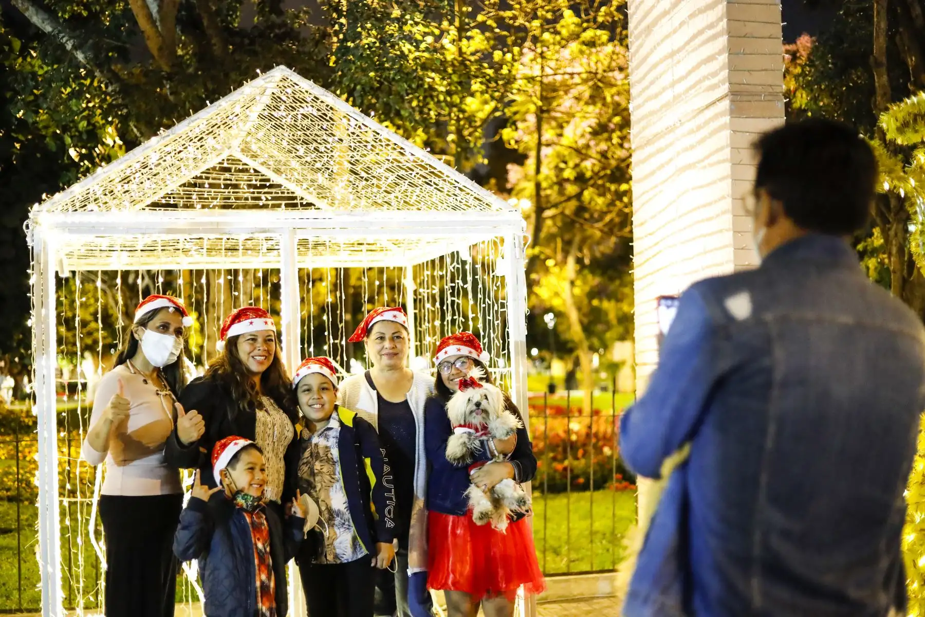 Ciudadanos se alistan para recibir la Navidad.
Foto: ANDINA/Renato Pajuelo