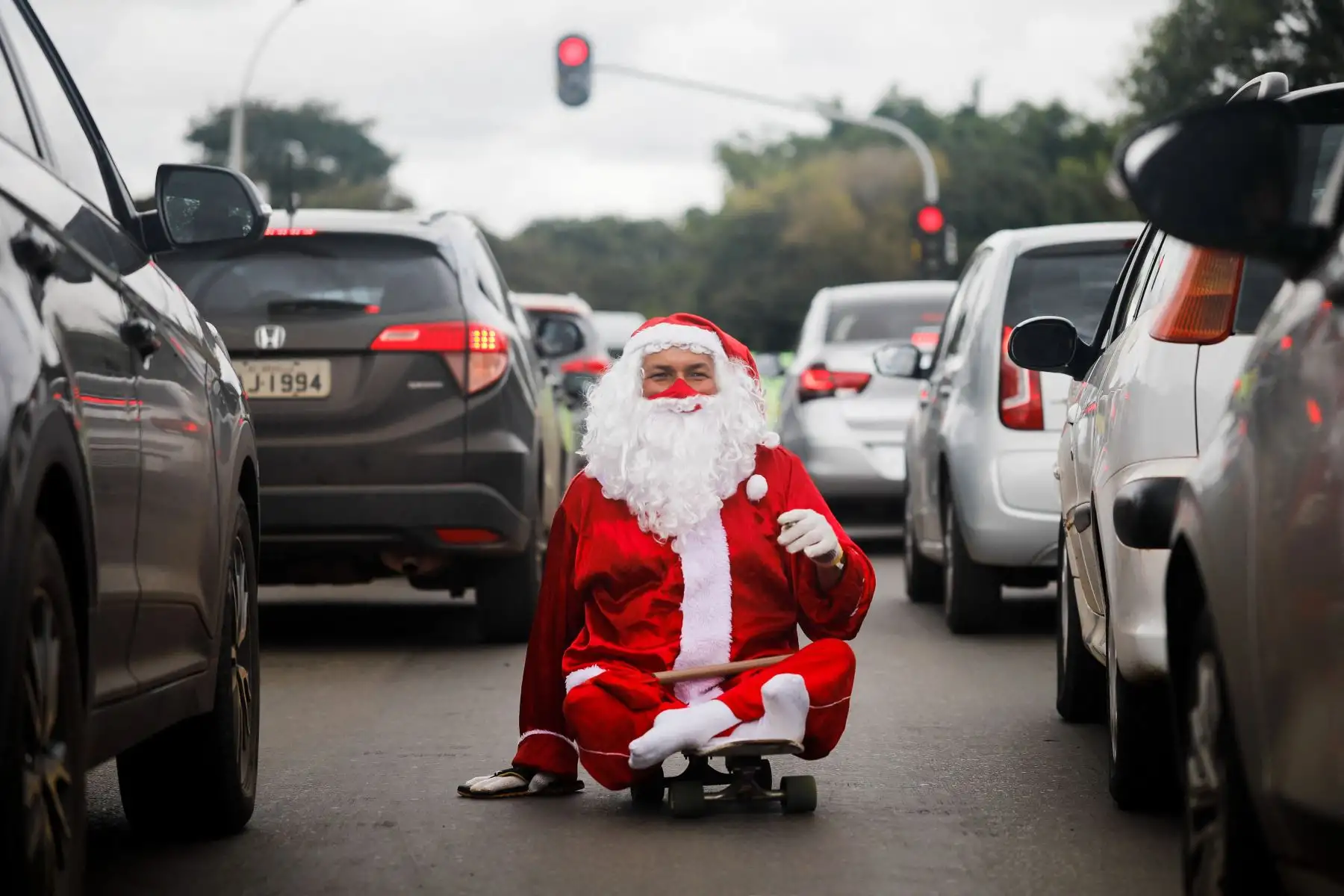 José Ivanildo da Silva, un brasileño discapacitado que se sienta en una patineta, pide ayuda para su familia y para proyectos para niños necesitados disfrazados de Papá Noel en Brasilia, Foto: AFP