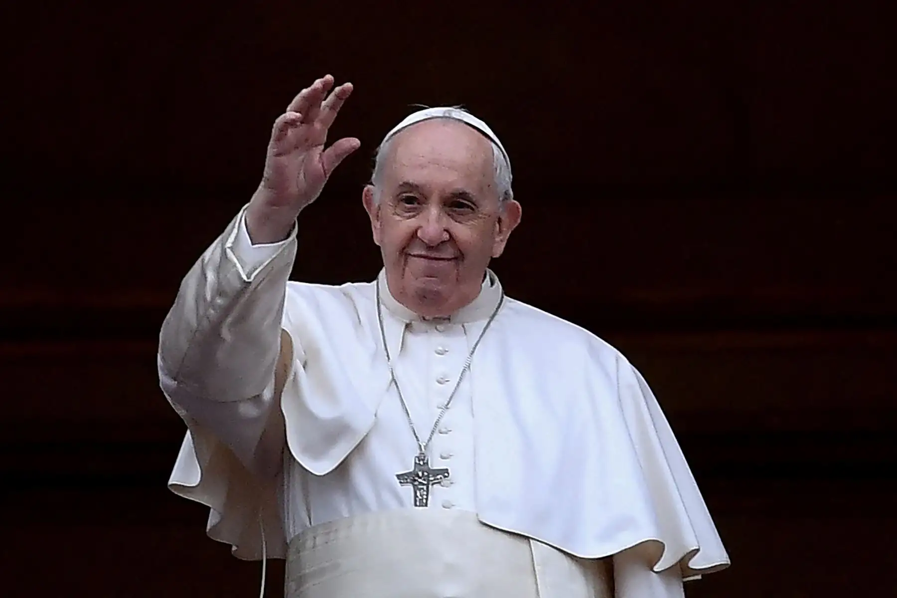 El Papa Francisco saluda a los fieles reunidos después de su bendición navideña Urbi et Orbi en la Plaza de San Pedro en el Vaticano. Foto: AFP