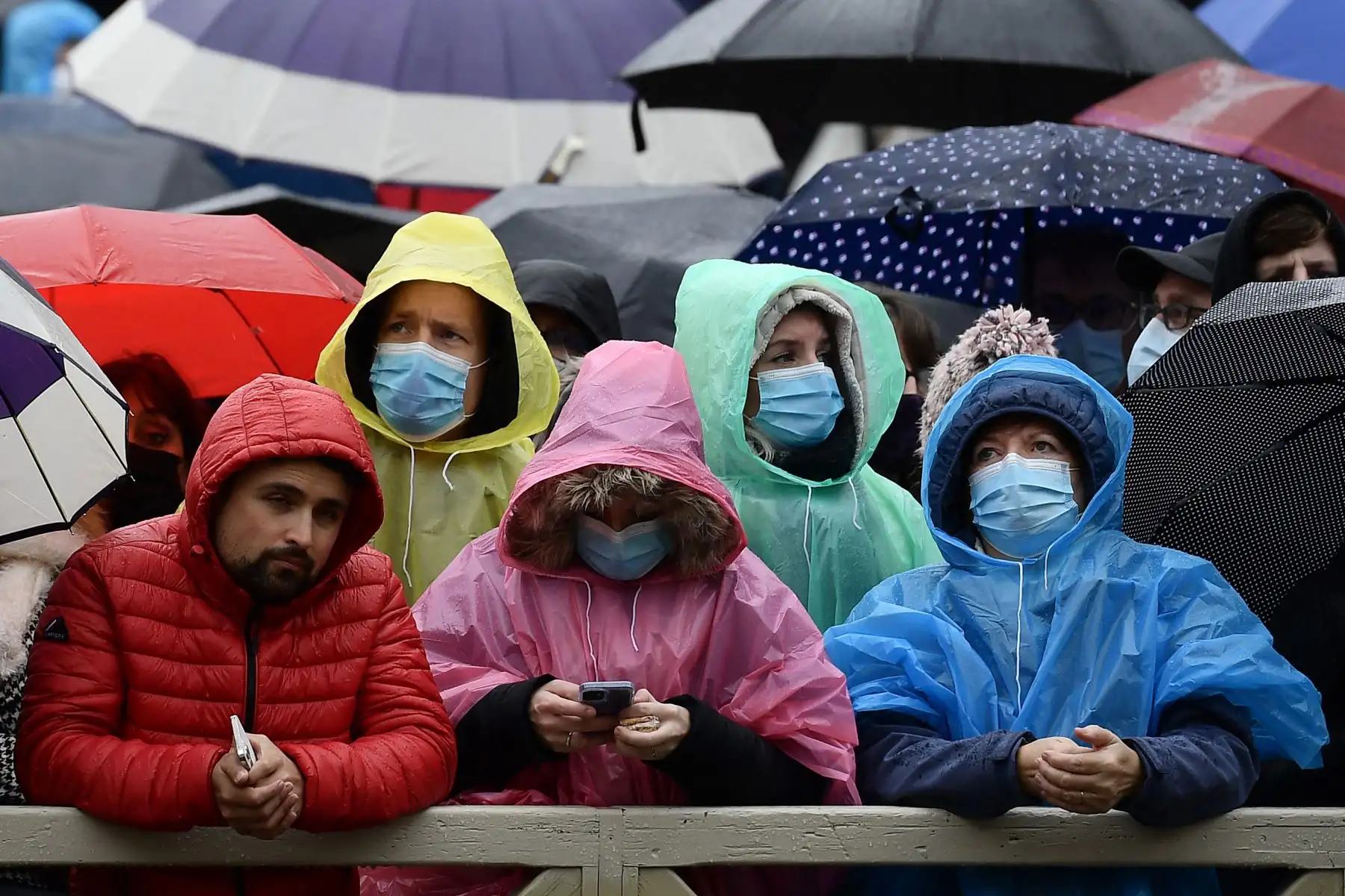 Los creyentes principalmente cristianos se reúnen bajo la lluvia para escuchar la bendición Urbi et Orbi de Navidad del Papa Francisco en la Plaza de San Pedro en el Vaticano. Foto: AFP
