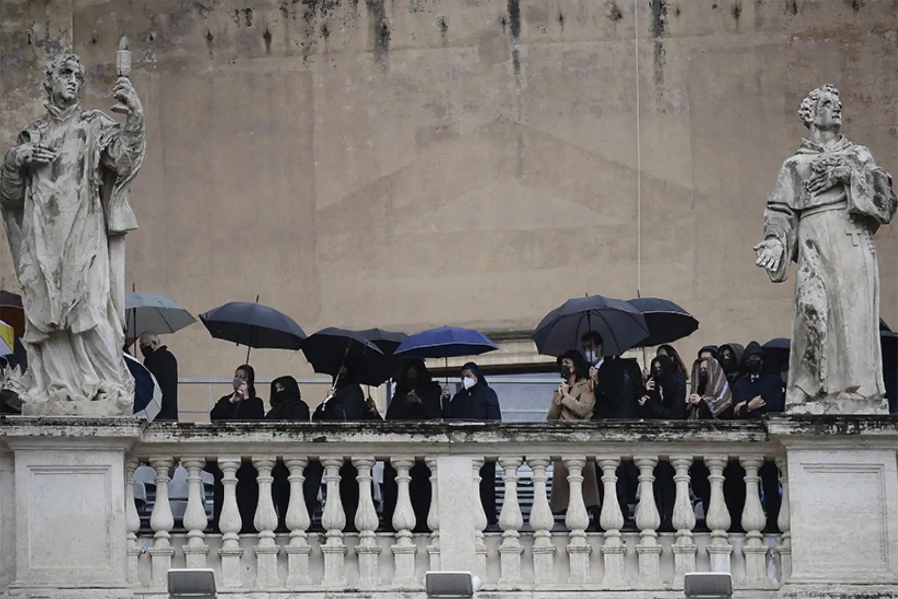 Los creyentes se reúnen bajo la lluvia para escuchar la bendición Urbi et Orbi de Navidad del Papa Francisco en la Plaza de San Pedro en el Vaticano. Foto: AFP