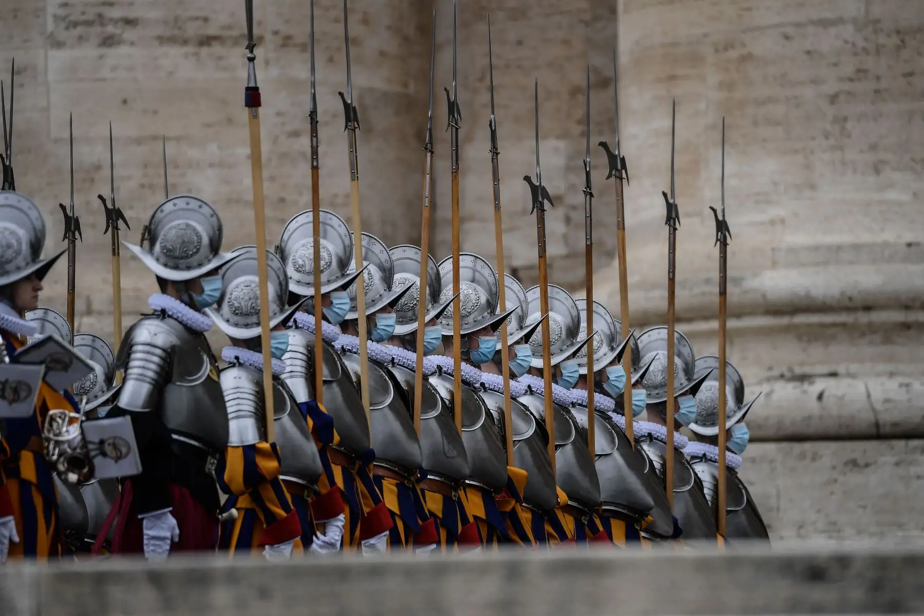 La Guardia del Vaticano se reúne antes del inicio de la bendición Urbi et Orbi de Navidad del Papa Francisco en la Plaza de San Pedro en el Vaticano. Foto: AFP