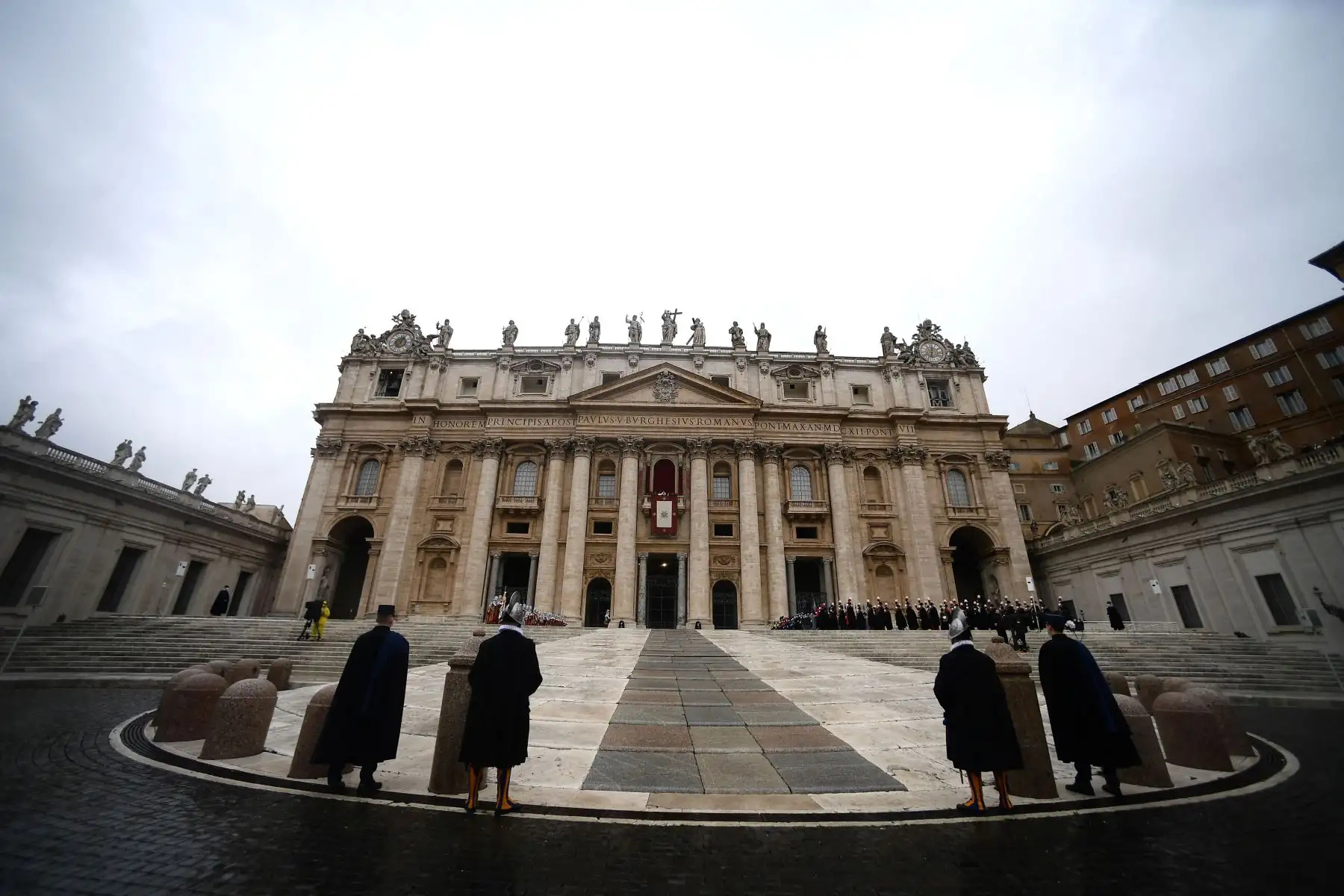 Guardia del Vaticano frente al Vaticano antes del inicio de la bendición Urbi et Orbi de Navidad del Papa Francisco en la Plaza de San Pedro en el Vaticano. Foto: AFP