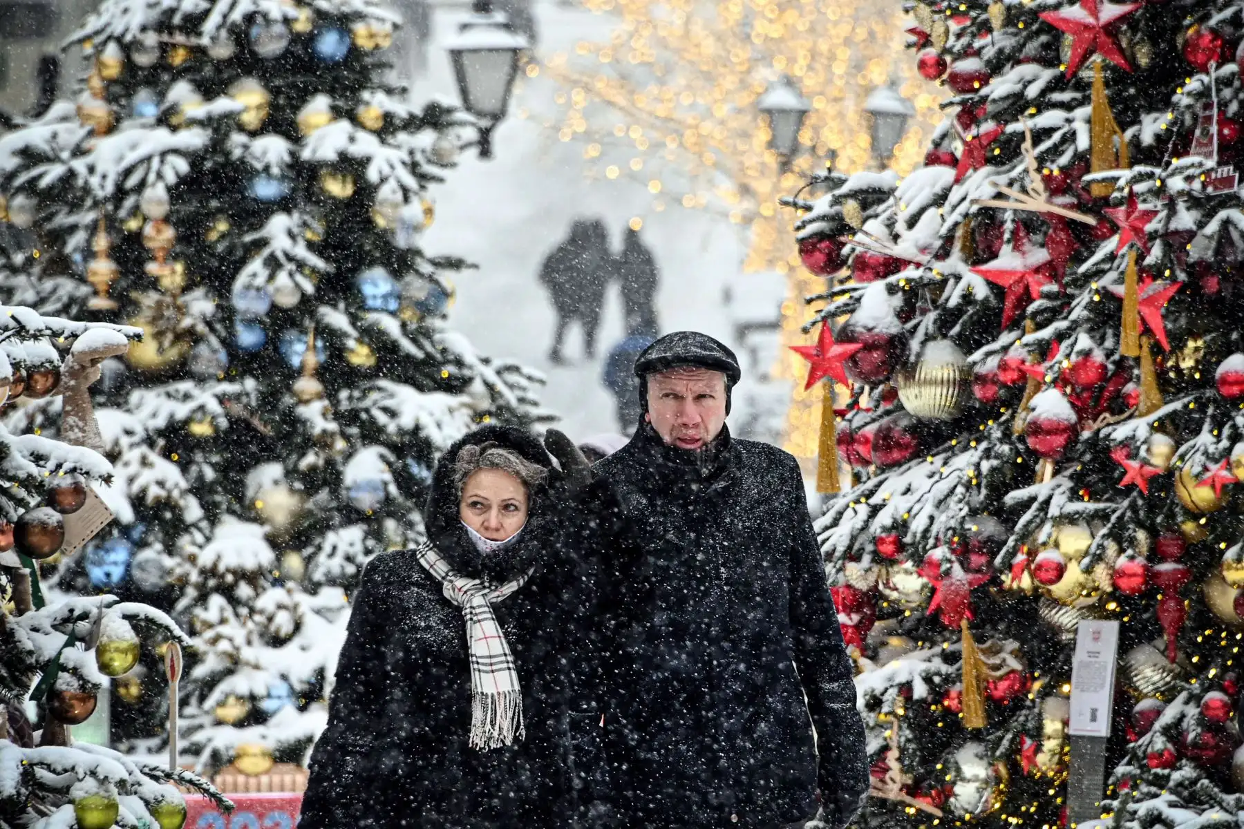 La gente pasa junto a las decoraciones de Navidad y Año Nuevo en el centro de Moscú. Foto: AFP