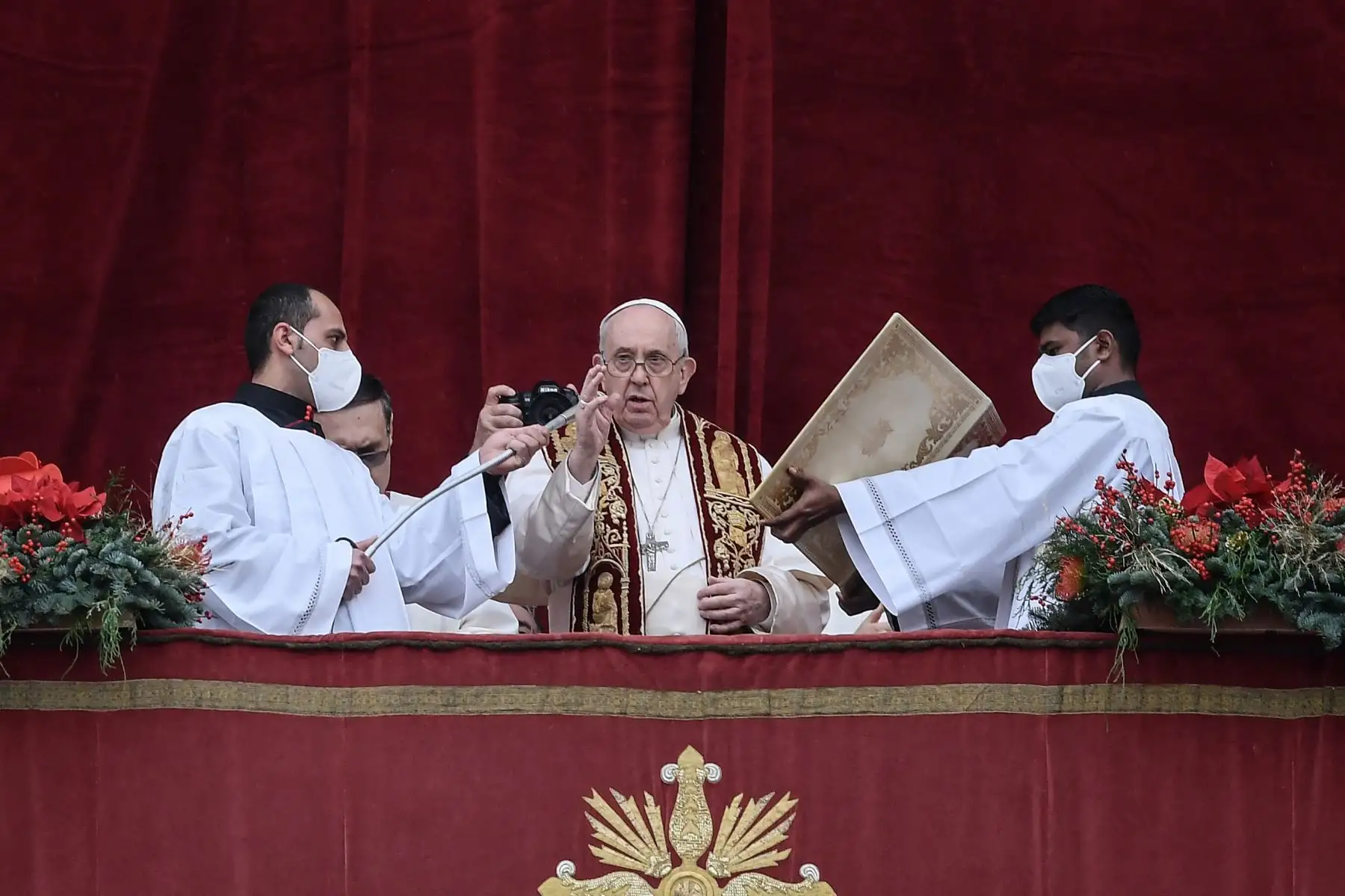 El Papa Francisco bendice a los fieles desde el balcón durante su bendición navideña Urbi et Orbi en la Plaza de San Pedro en el Vaticano. Foto:AFP