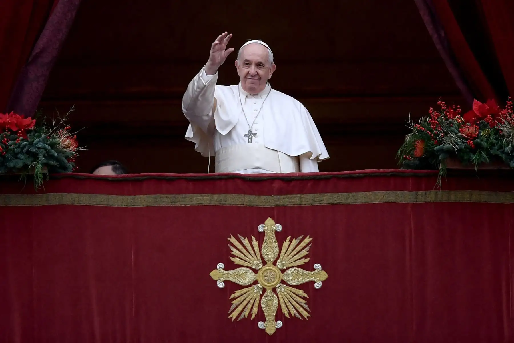El Papa Francisco saluda a los fieles reunidos después de su bendición navideña Urbi et Orbi en la Plaza de San Pedro en el Vaticano. Foto: AFP