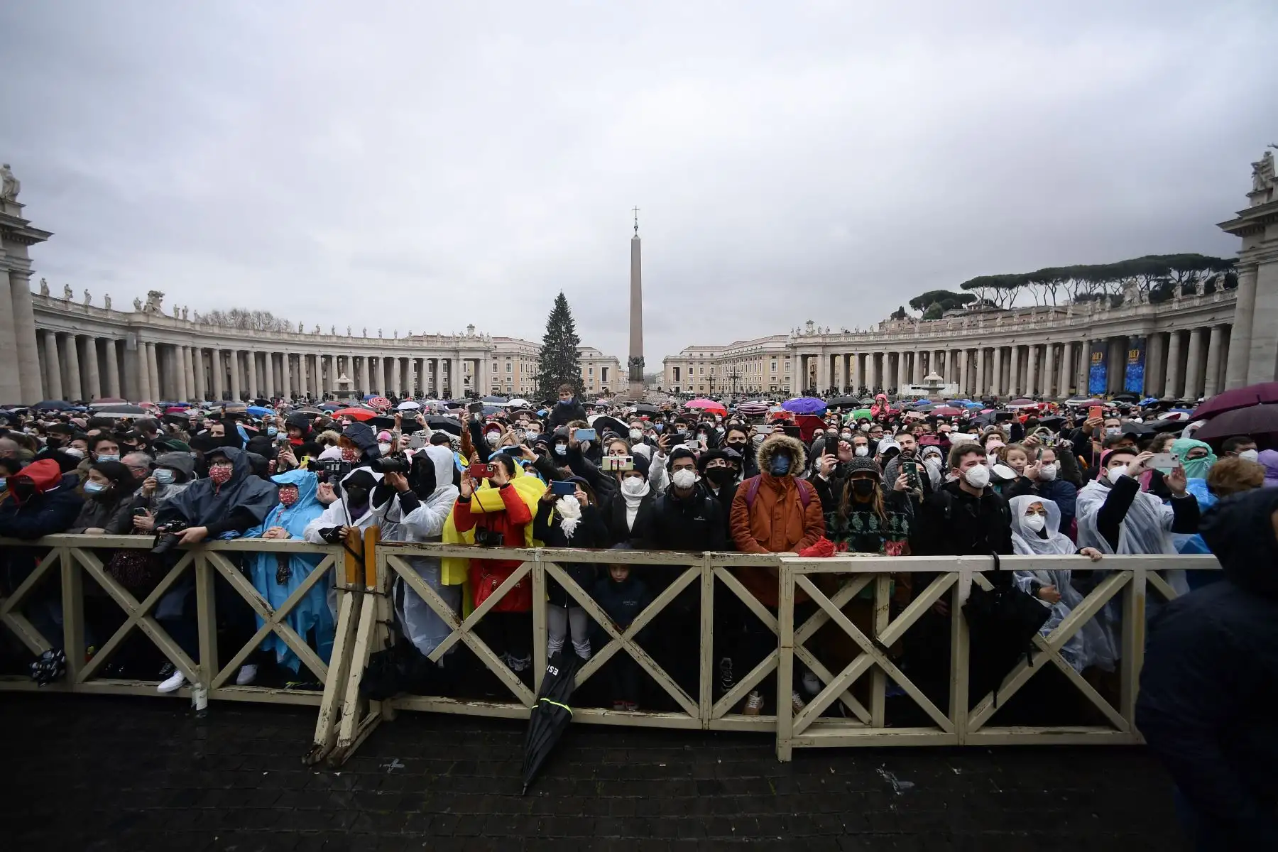 Los creyentes principalmente cristianos se reúnen bajo la lluvia para escuchar la bendición Urbi et Orbi de Navidad del Papa Francisco en la Plaza de San Pedro en el Vaticano. Foto: AFP