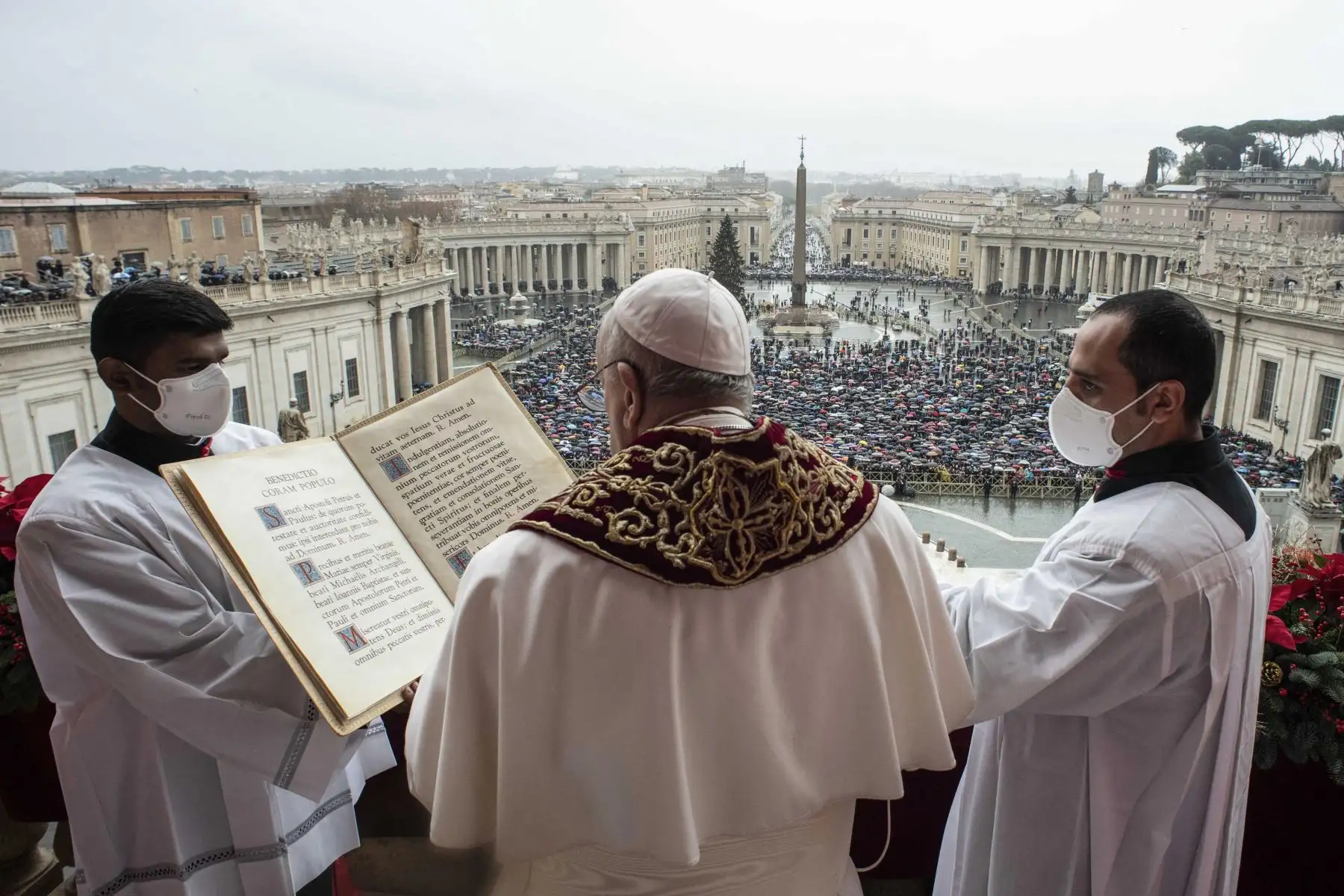Una fotografía tomada y publicada por los medios del Vaticano muestra al Papa Francisco entregando su bendición navideña Urbi et Orbi en la Plaza de San Pedro en el Vaticano. Foto: AFP