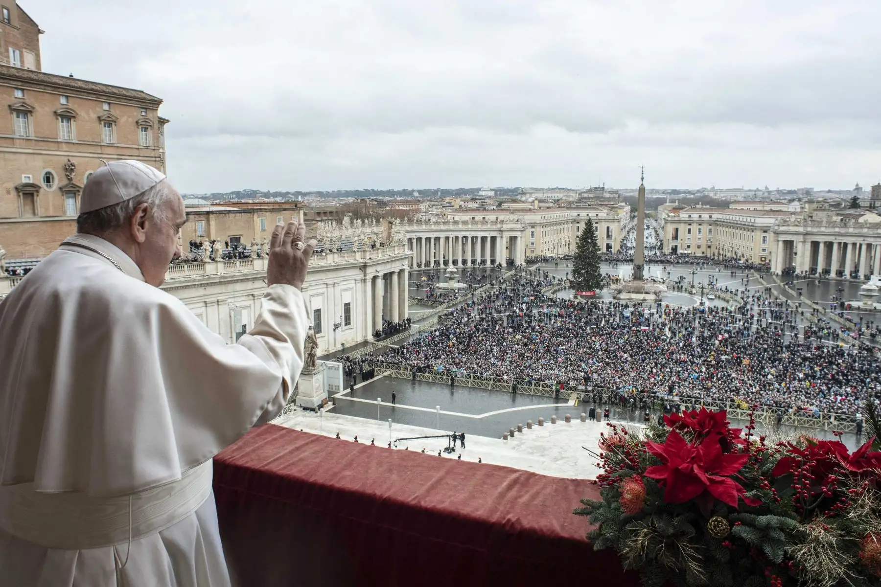 Una fotografía tomada y publicada por los medios del Vaticano muestra al Papa Francisco saludando a los fieles reunidos mientras sostiene su bendición navideña Urbi et Orbi en la Plaza de San Pedro en el Vaticano. Foto: AFP