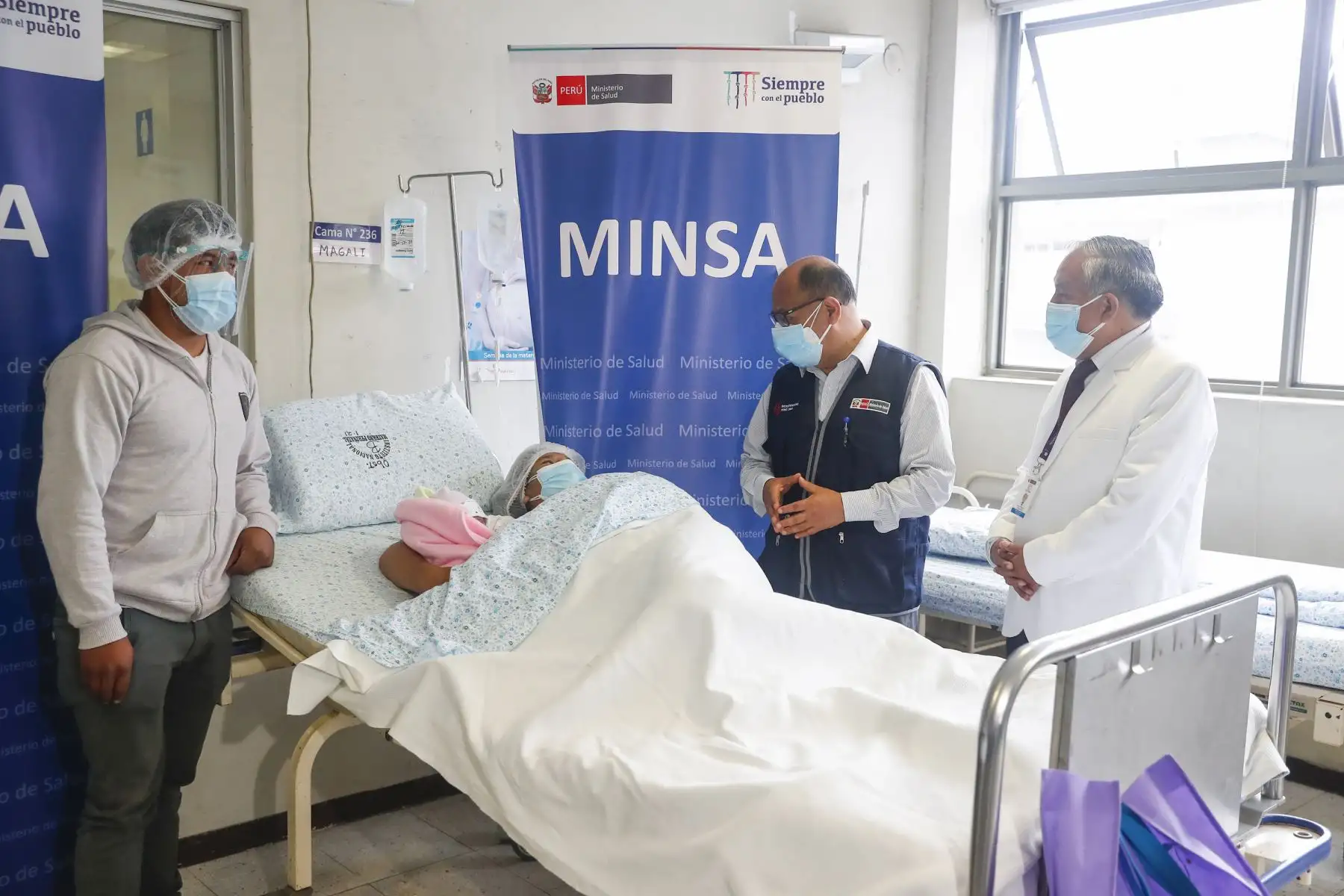 La primera bebé de la Navidad nació en la Maternidad de Lima. Se llama Ayla Shamtal y tuvo un peso de 3,640 gramos gozando de buena salud. La hermosa niña nació a las 6:11 a.m. y descansa junto a su madre Magali Huillca (27) acompañadas por el padre Anderson Calixto (25). Foto: ANDINA/Renato Pajuelo