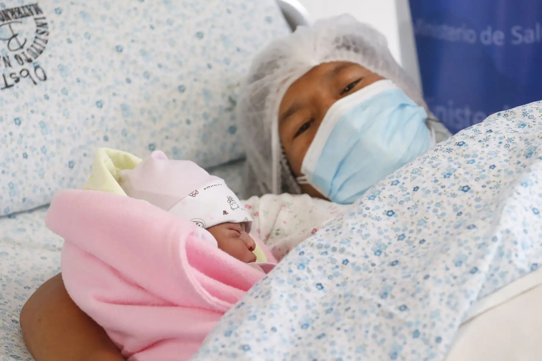 La primera bebé de la Navidad nació en la Maternidad de Lima. Se llama Ayla Shamtal y tuvo un peso de 3,640 gramos gozando de buena salud. La hermosa niña nació a las 6:11 a.m. y descansa junto a su madre Magali Huillca (27) acompañadas por el padre Anderson Calixto (25). Foto: ANDINA/Renato Pajuelo