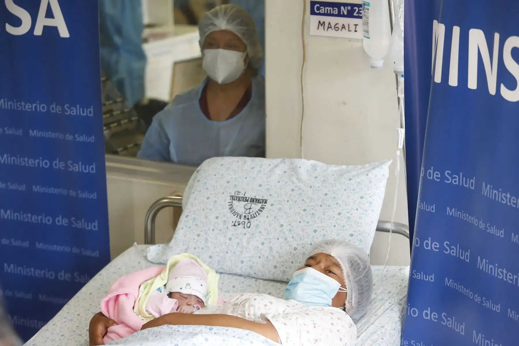 La primera bebé de la Navidad nació en la Maternidad de Lima. Se llama Ayla Shamtal y tuvo un peso de 3,640 gramos gozando de buena salud. La hermosa niña nació a las 6:11 a.m. y descansa junto a su madre Magali Huillca (27) acompañadas por el padre Anderson Calixto (25). Foto: ANDINA/Renato Pajuelo