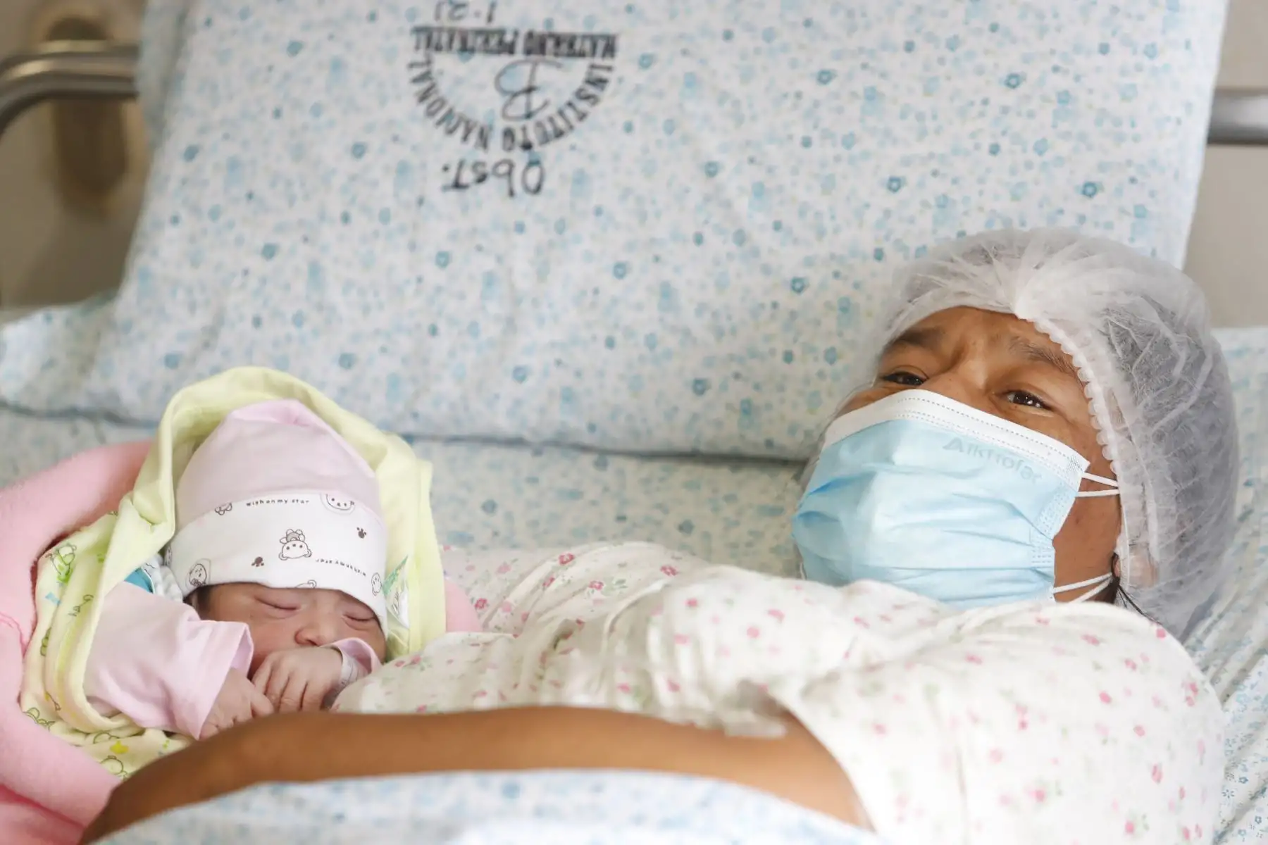 La primera bebé de la Navidad nació en la Maternidad de Lima. Se llama Ayla Shamtal y tuvo un peso de 3,640 gramos gozando de buena salud. La hermosa niña nació a las 6:11 a.m. y descansa junto a su madre Magali Huillca (27) acompañadas por el padre Anderson Calixto (25). Foto: ANDINA/Renato Pajuelo