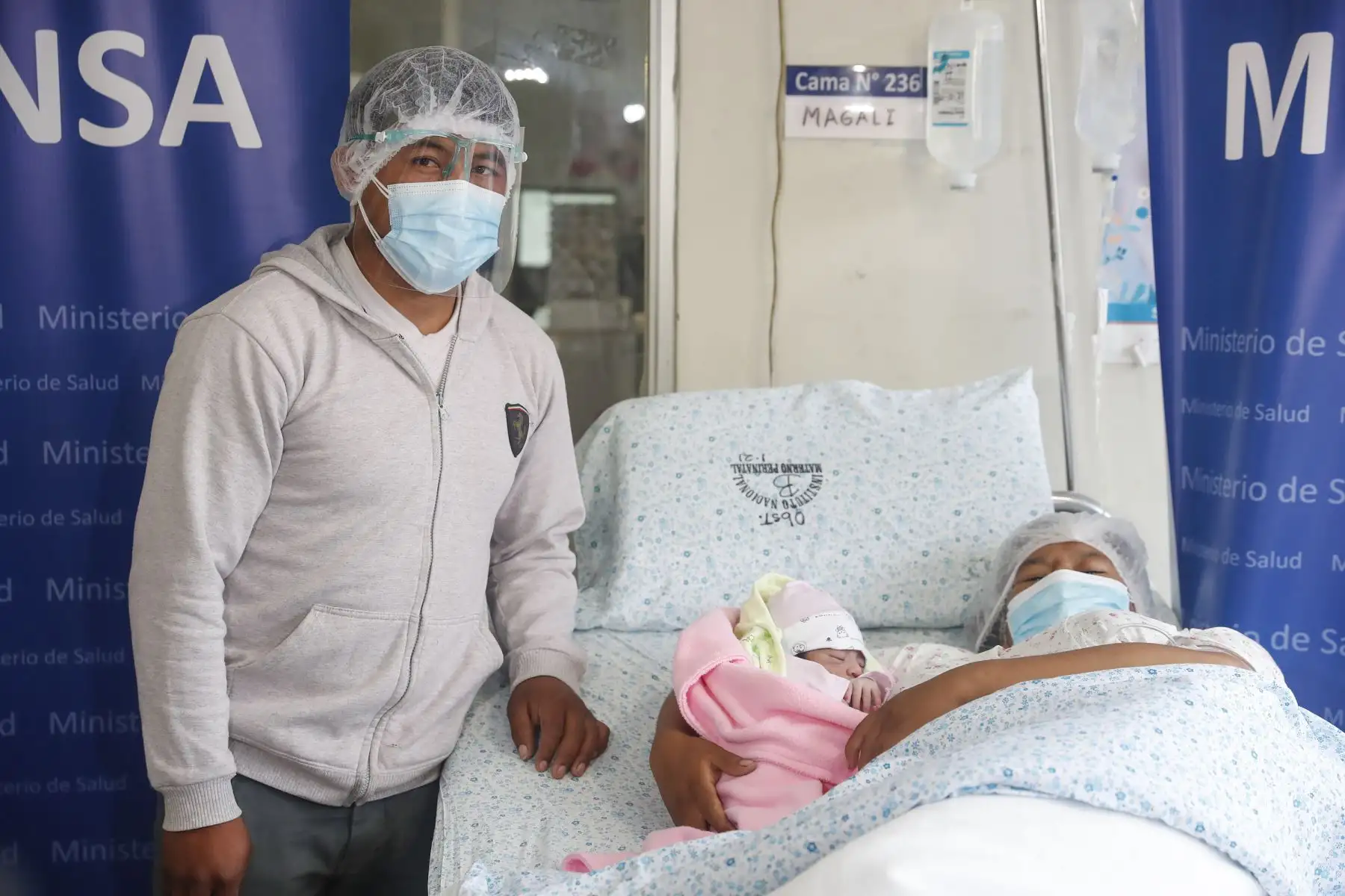 La primera bebé de la Navidad nació en la Maternidad de Lima. Se llama Ayla Shamtal y tuvo un peso de 3,640 gramos gozando de buena salud. La hermosa niña nació a las 6:11 a.m. y descansa junto a su madre Magali Huillca (27) acompañadas por el padre Anderson Calixto (25). Foto: ANDINA/Renato Pajuelo