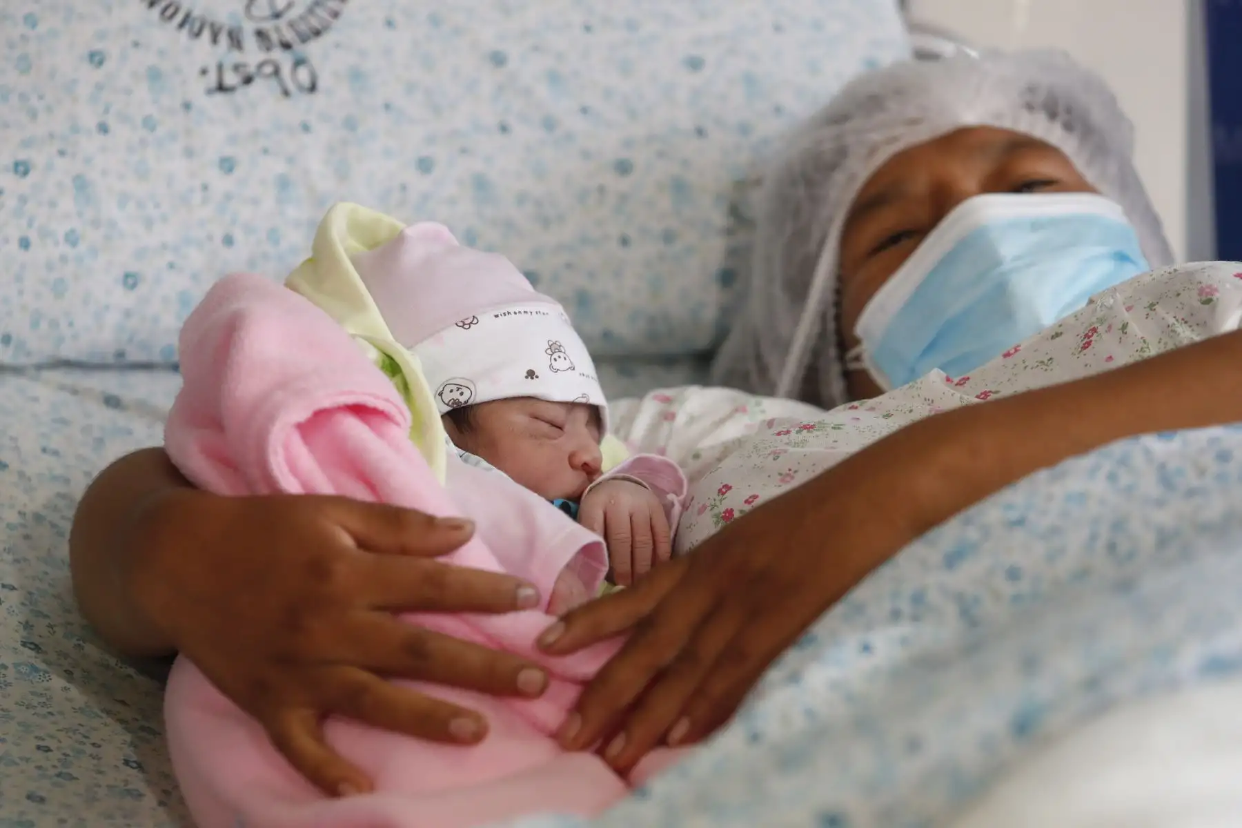 La primera bebé de la Navidad nació en la Maternidad de Lima. Se llama Ayla Shamtal y tuvo un peso de 3,640 gramos gozando de buena salud. La hermosa niña nació a las 6:11 a.m. y descansa junto a su madre Magali Huillca (27) acompañadas por el padre Anderson Calixto (25). Foto: ANDINA/Renato Pajuelo