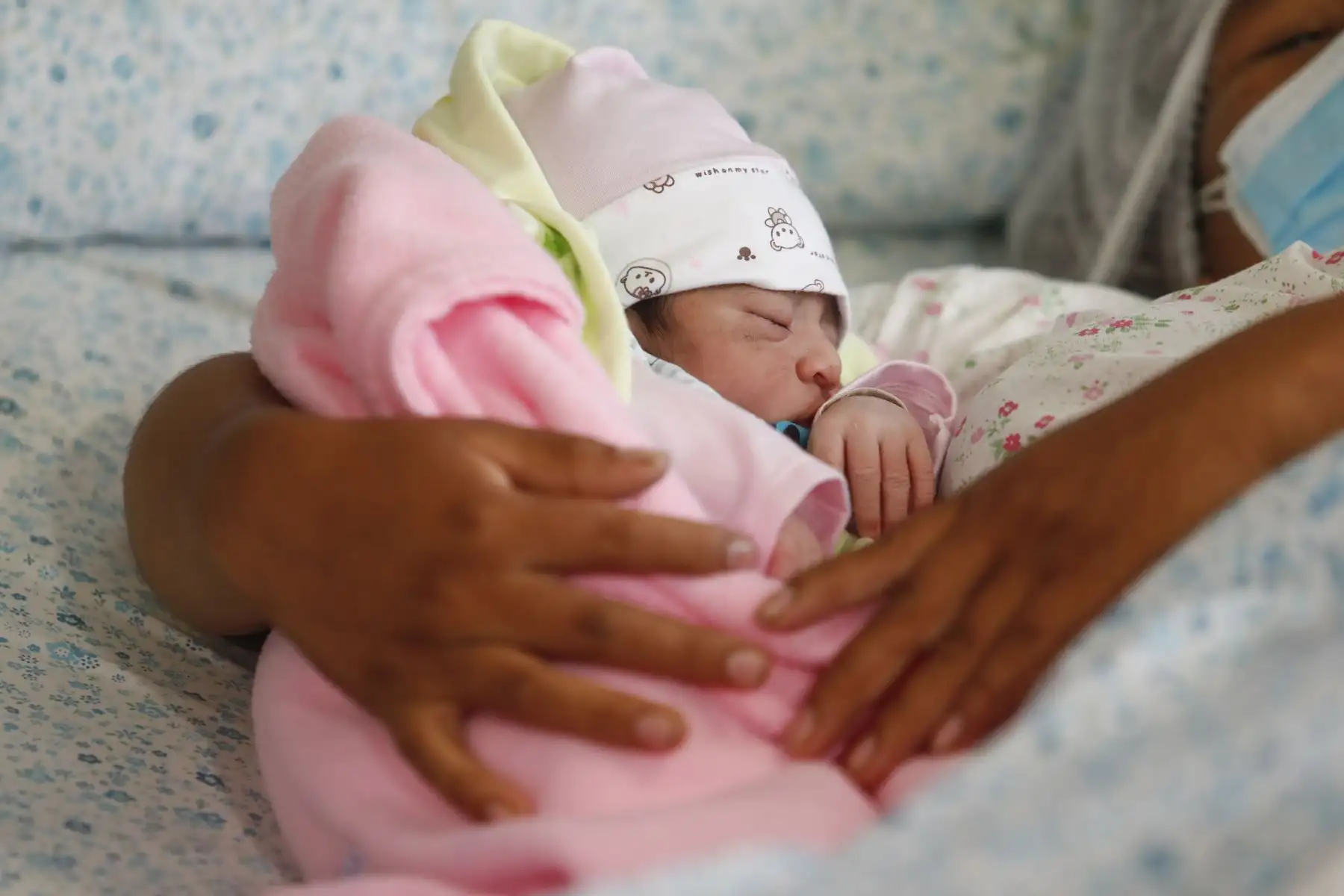 La primera bebé de la Navidad nació en la Maternidad de Lima. Se llama Ayla Shamtal y tuvo un peso de 3,640 gramos gozando de buena salud. La hermosa niña nació a las 6:11 a.m. y descansa junto a su madre Magali Huillca (27) acompañadas por el padre Anderson Calixto (25). Foto: ANDINA/Renato Pajuelo