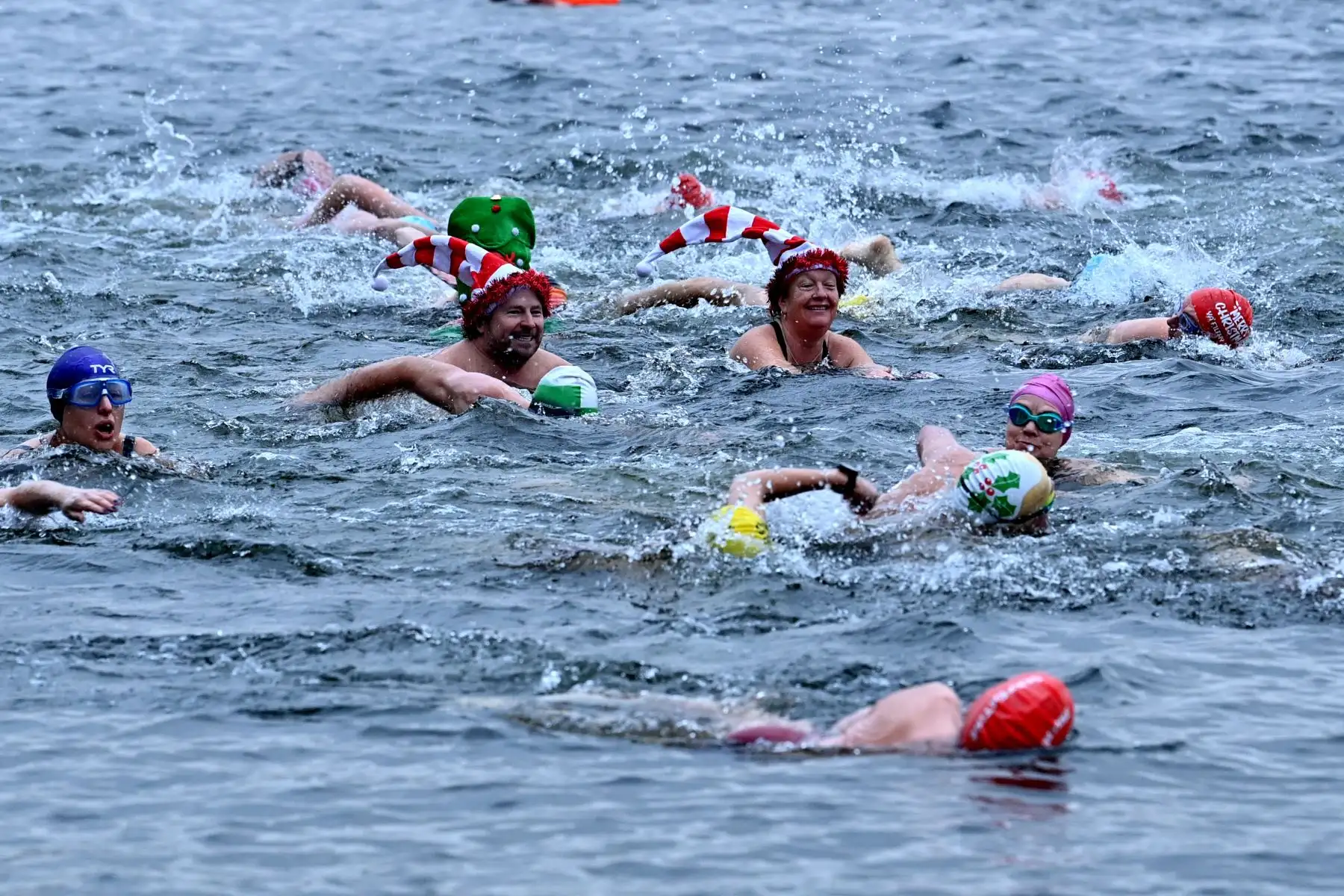 Los nadadores participan en la natación anual de la mañana navideña en el lago Serpentine, Hyde Park, al oeste de Londres, el 25 de diciembre de 2021. Foto:AFP