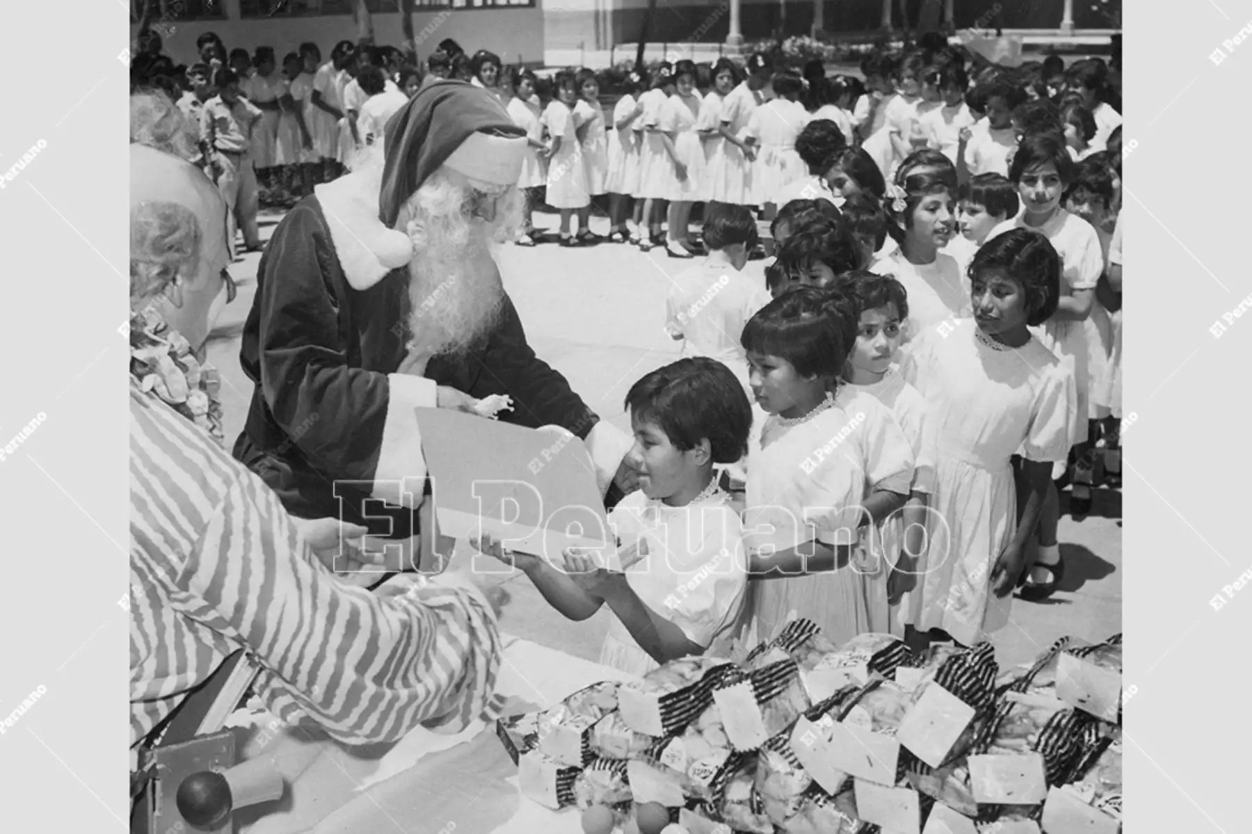 Lima - 14 diciembre 1958 / Papa Noel reparte juguetes a niños del puericultorio Pérez Araníbar. Foto: Archivo Histórico de El Peruano