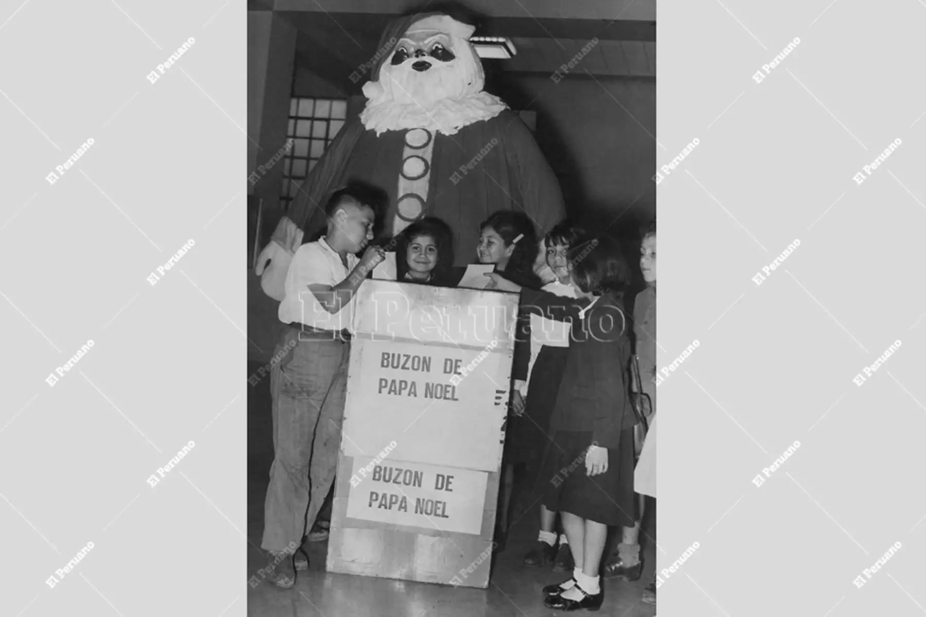 Lima - 15 diciembre 1954 / Un grupo de niños llega hasta el buzón de Papa Noel en el hall del diario La Crónica para depositar sus cartas en espera de los mejores regalos. Foto: Archivo Histórico de El Peruano
