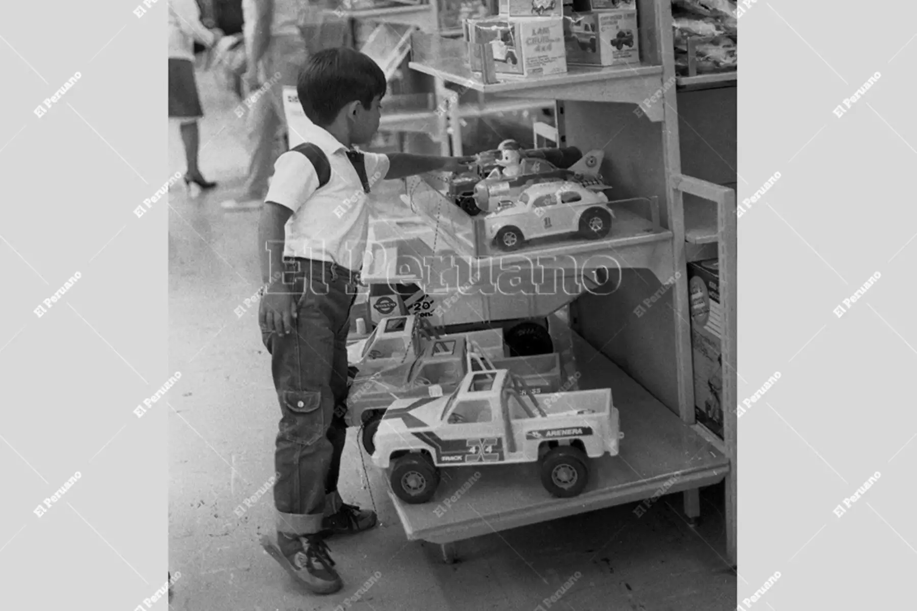 Lima - 16 diciembre 1985 / A pocos días de la Navidad un niño se acerca a un tienda de juguetes en un centro comercial. Foto: Archivo Histórico de El Peruano