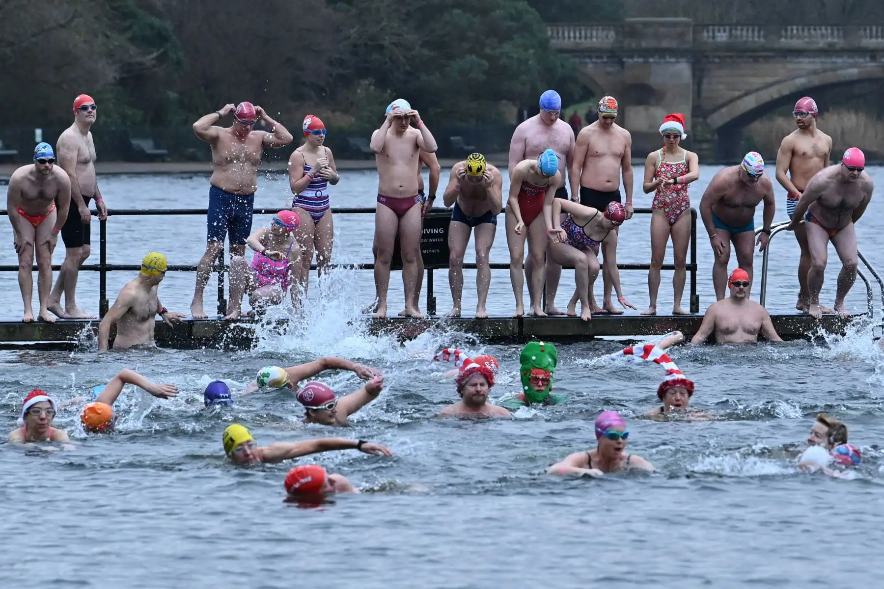 Los nadadores participan en la natación anual de la mañana navideña en el lago Serpentine, Hyde Park, al oeste de Londres, el 25 de diciembre de 2021. Foto: AFP