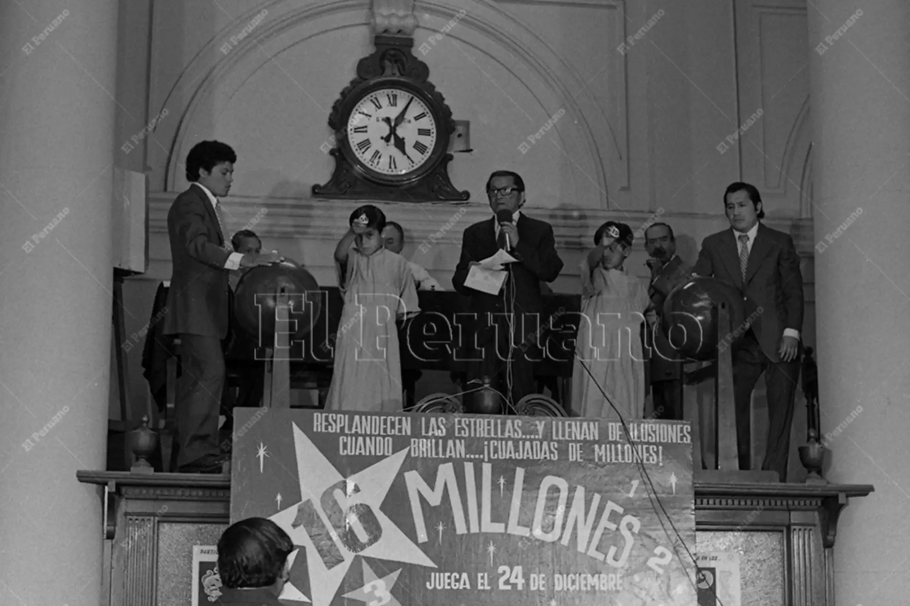 Lima - 24 diciembre 1975 / Sorteo de Navidad de las las Loterías de Lima y Callao. Foto: Archivo Histórico de El Peruano / Bernabé Wong