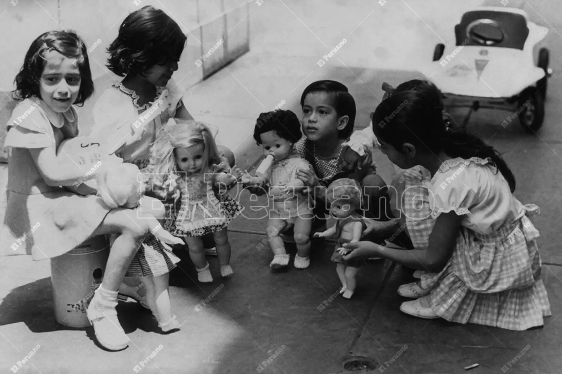 Lima - 25 diciembre 1973 / Un grupo de niñas juega con sus regalos de Navidad. Foto: Archivo Histórico de El Peruano