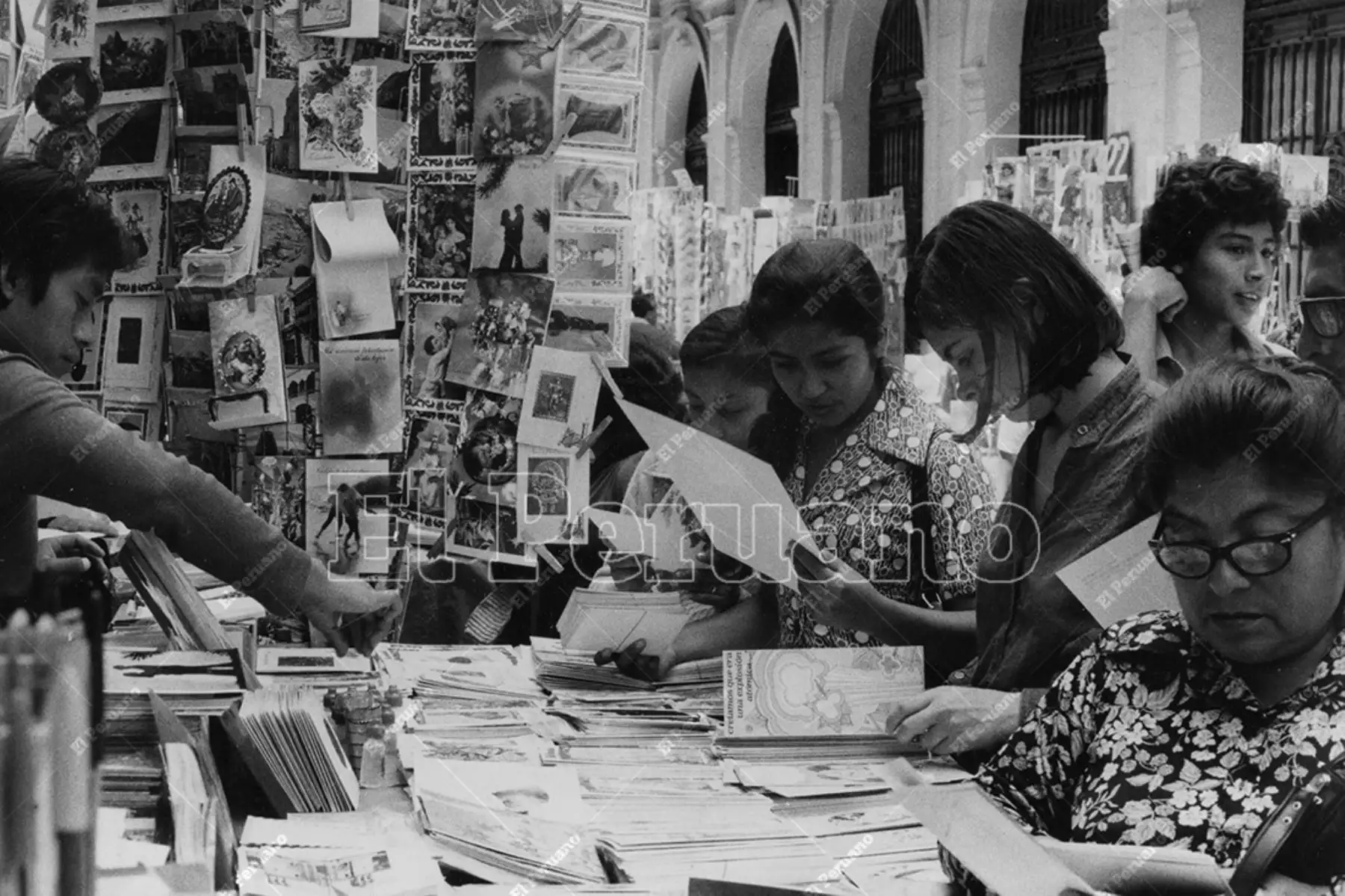 Lima -11 diciembre 1980 / Venta de tarjetas navideñas en el pasaje del Correo Central de Lima. Foto: Archivo Histórico de El Peruano / Rómulo Luján