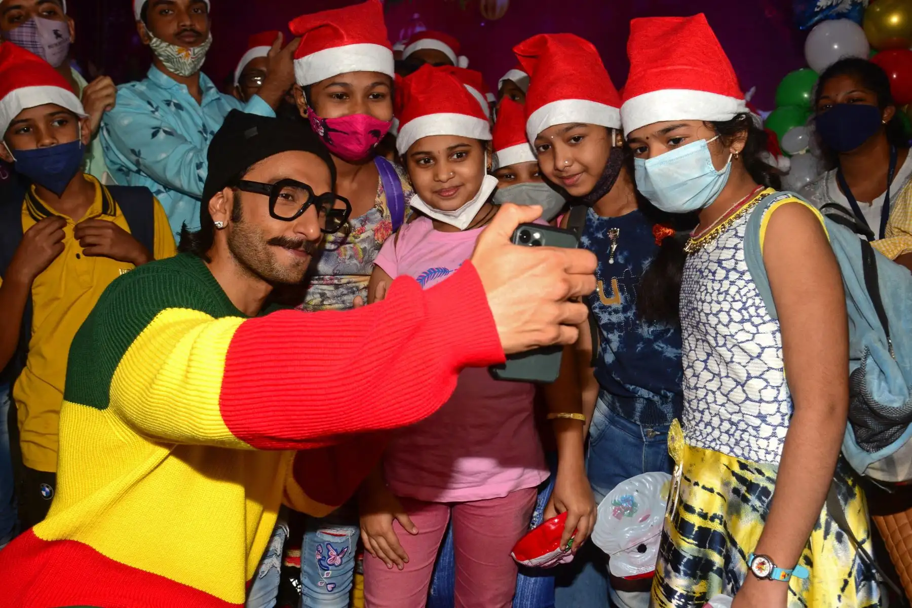 El actor de Bollywood Ranveer Singh se toma una selfie con niños de la fundación 